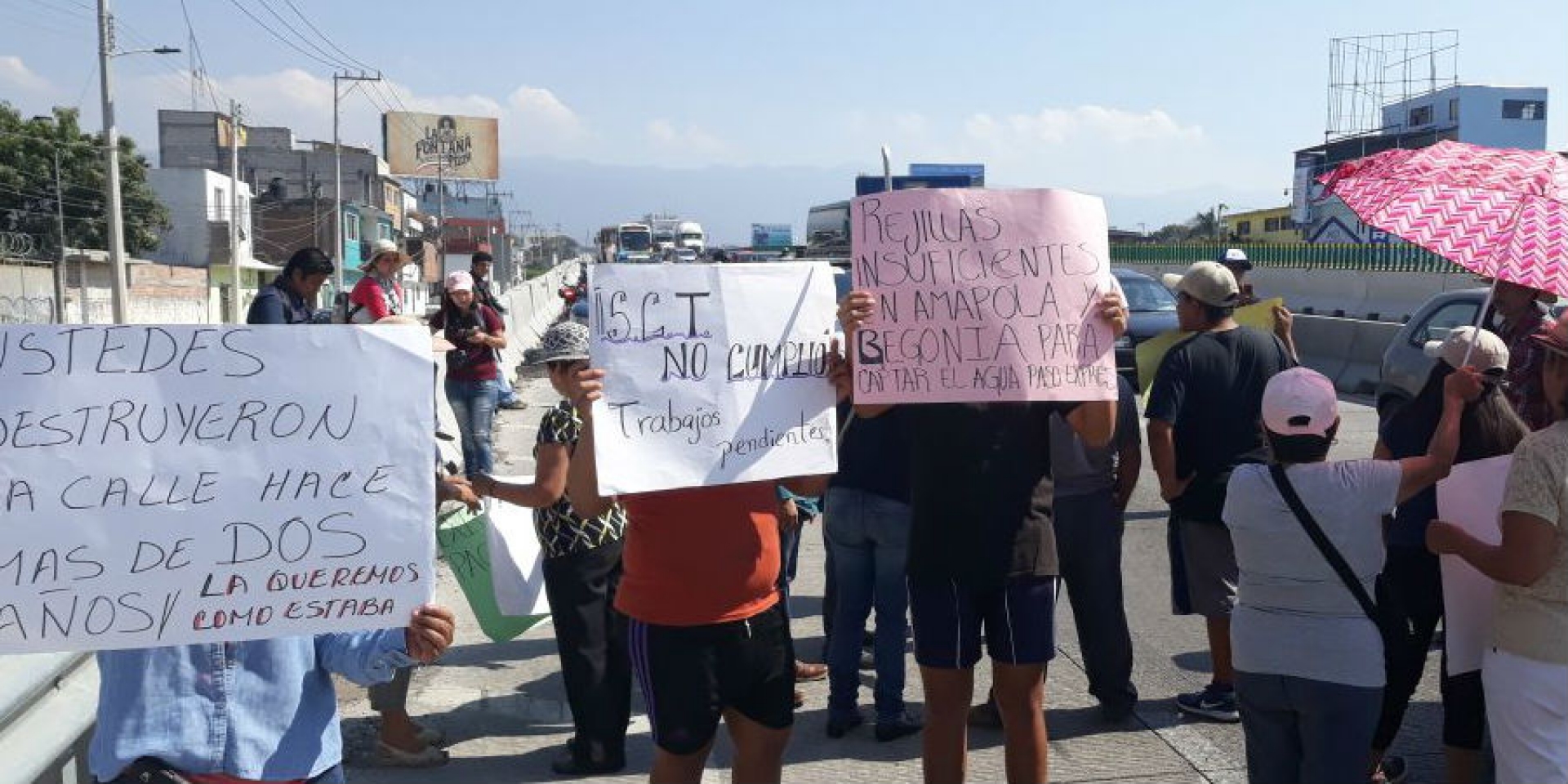 Protestan vecinos de la colonia Satélite en el paso exprés