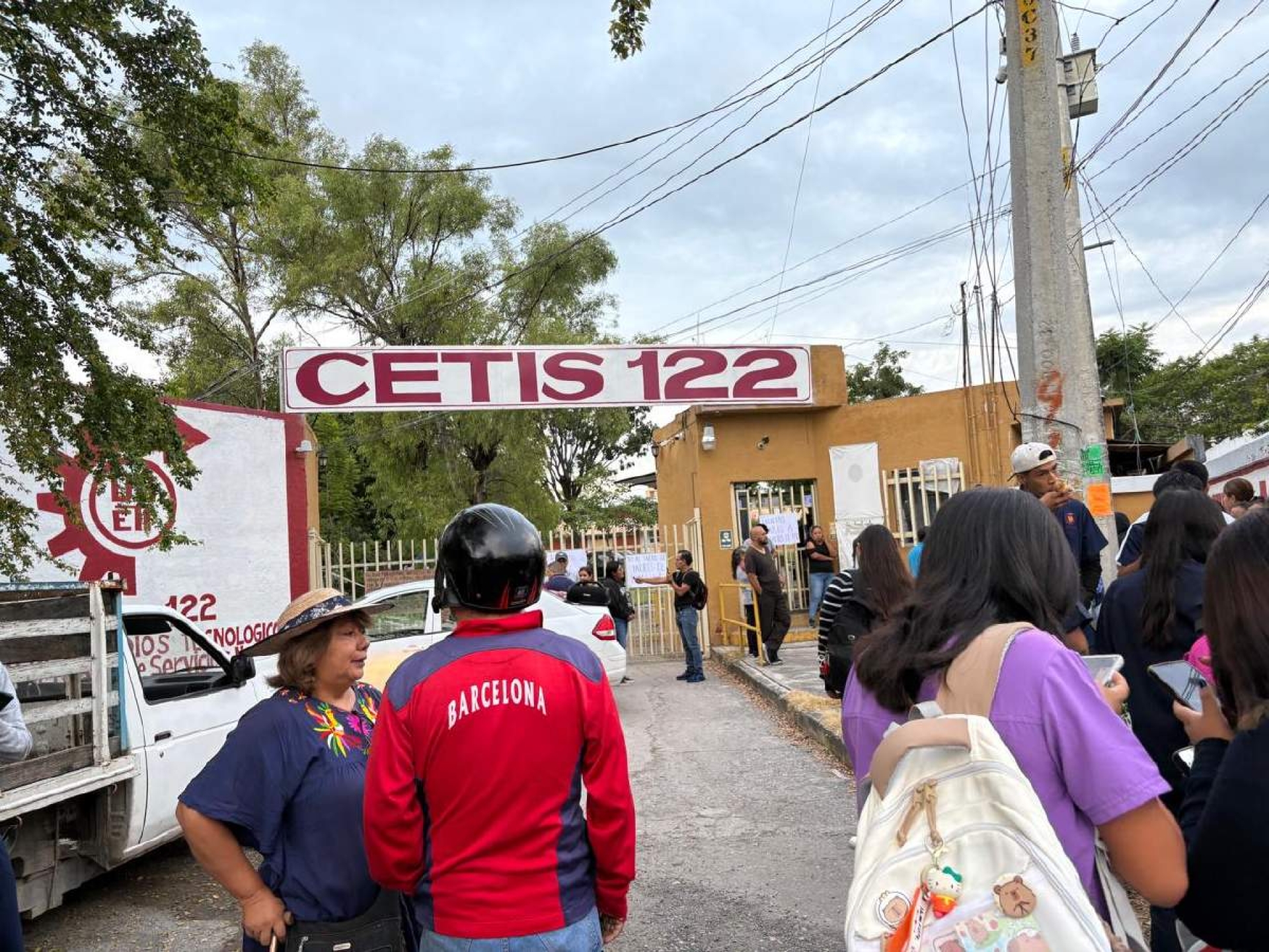 Docentes y padres de familia toman el CETis 122 de Xoxocotla