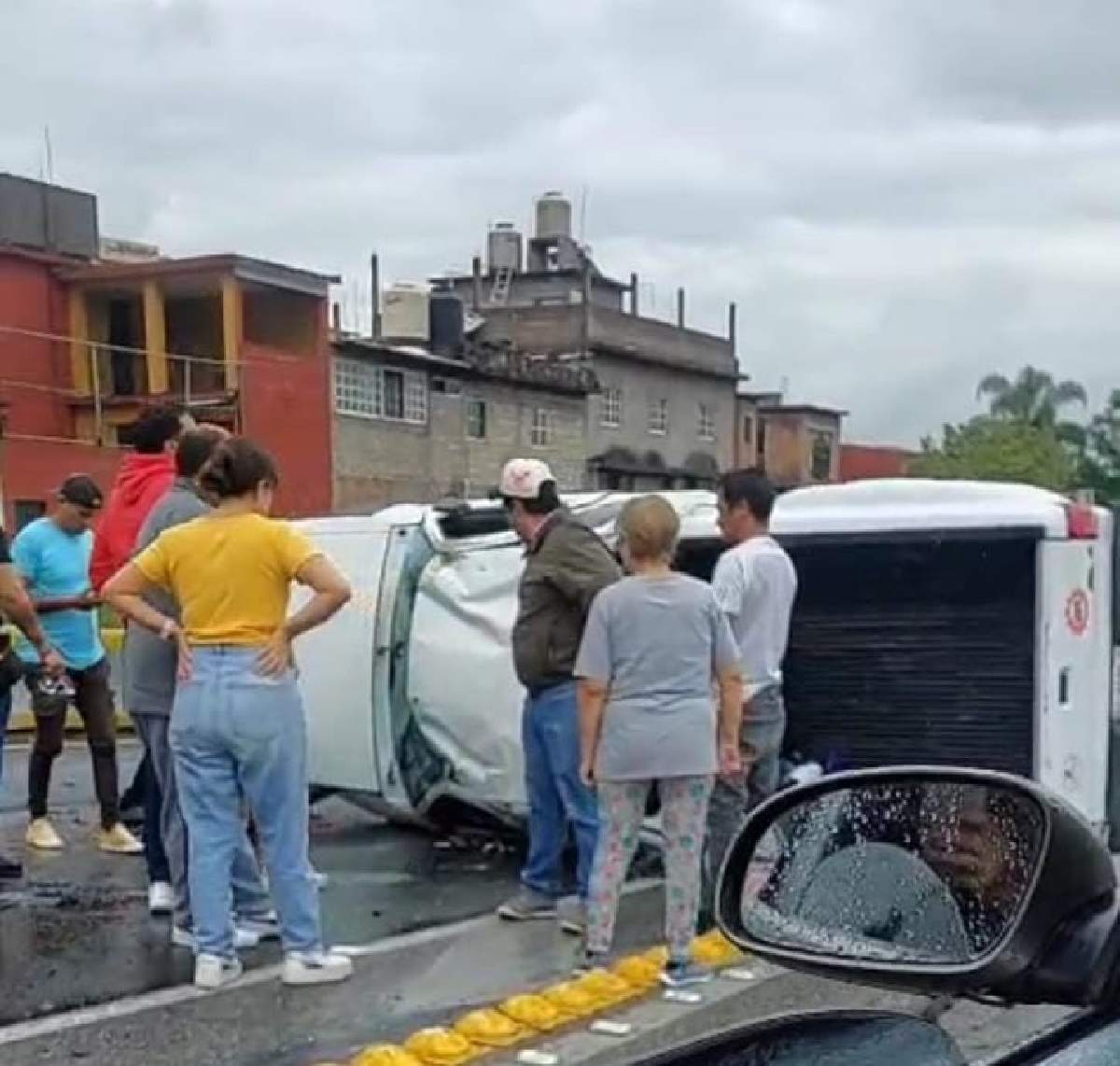 Volcadura de camioneta deja dos heridos