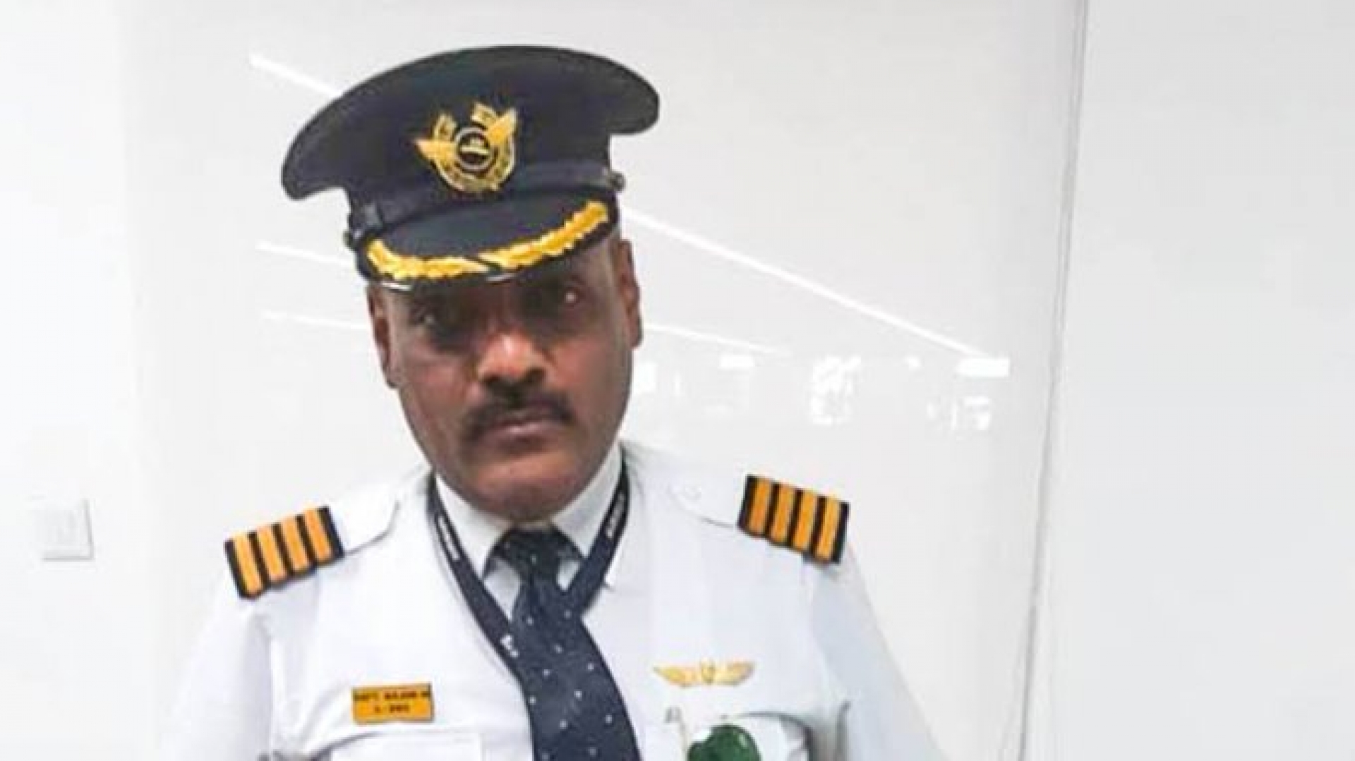 Se disfraza de piloto para evitar filas y tener un mejor asiento en avión