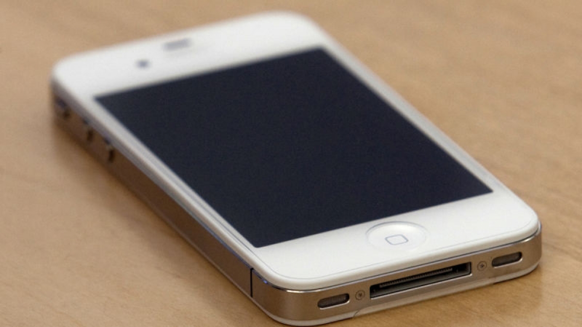 Un iPhone 4 sobrevive un año en el fondo de un lago helado