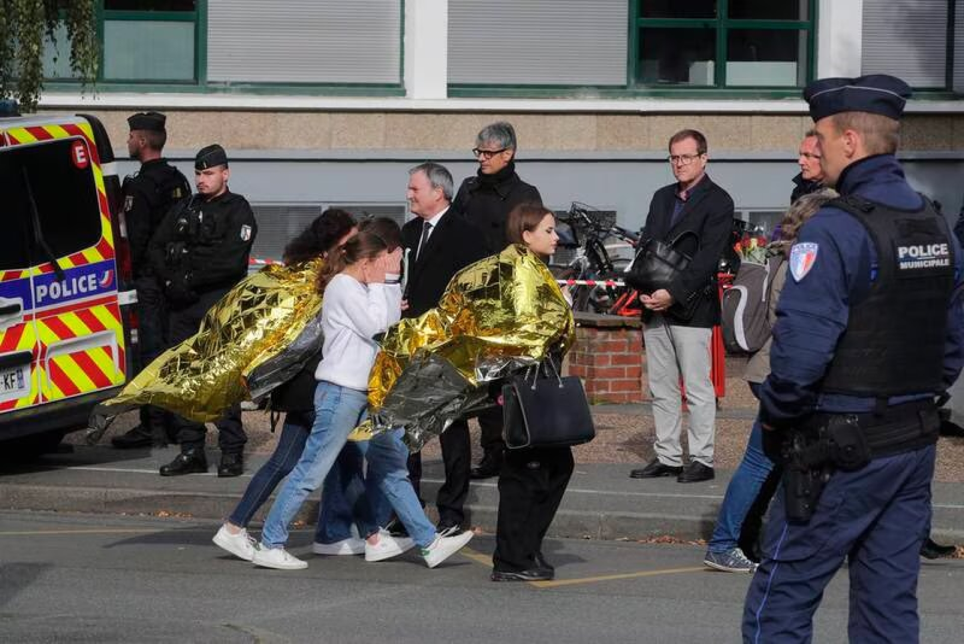 Francia: Amenaza de bomba a escuela donde profesor fue asesinado la semana pasada