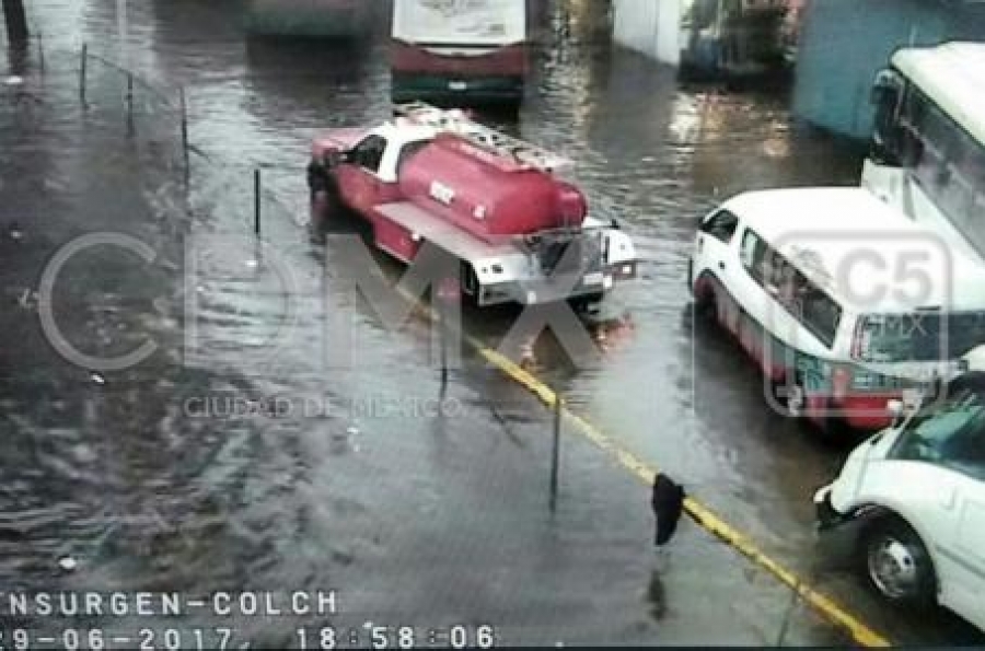 Lluvia no da tregua a la CDMX, Indios Verdes se inunda