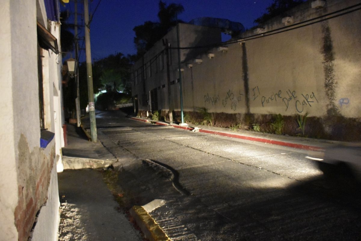 Retiran lámparas de postes de luz en San Antón