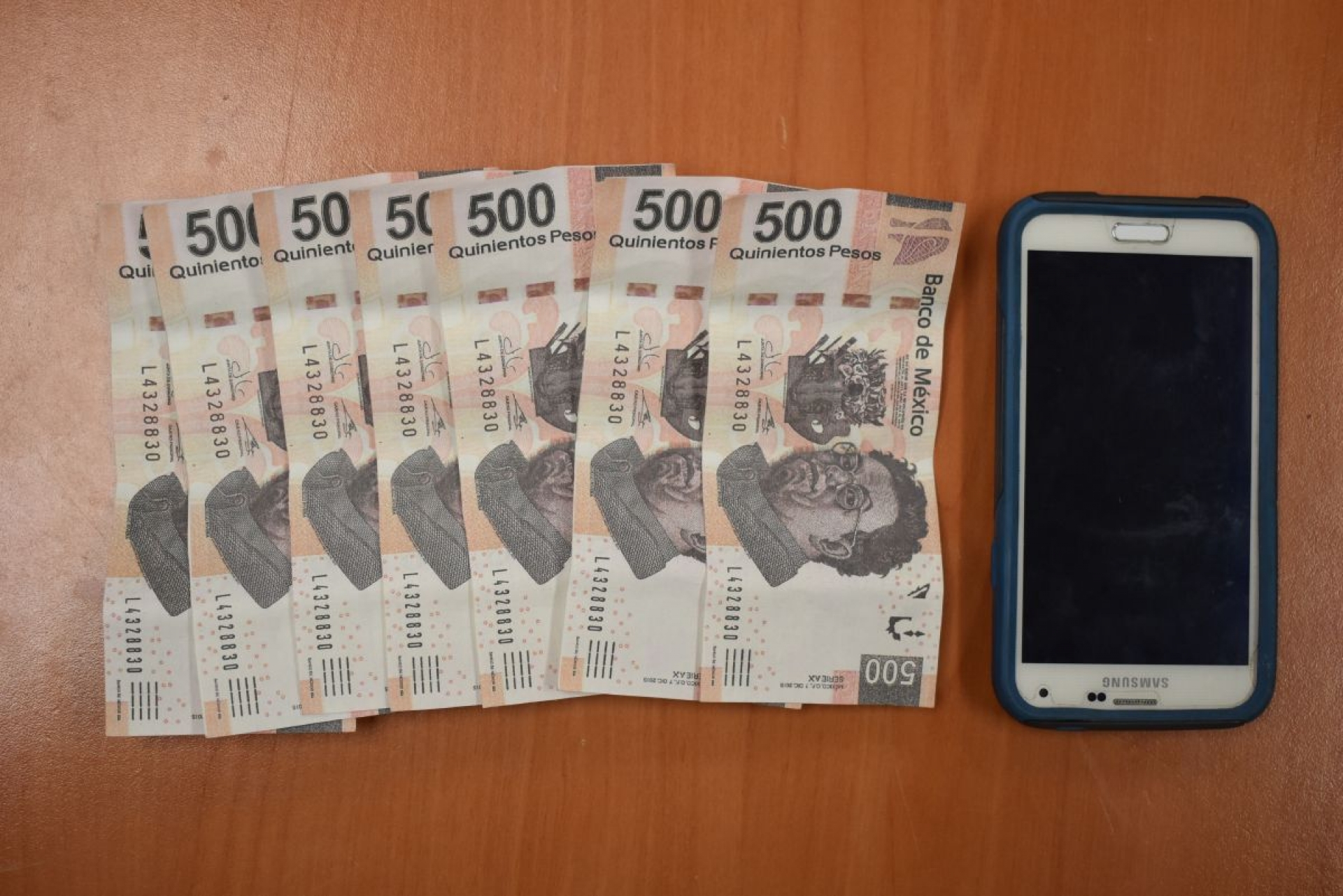 Quería realizar compras con billetes falsos