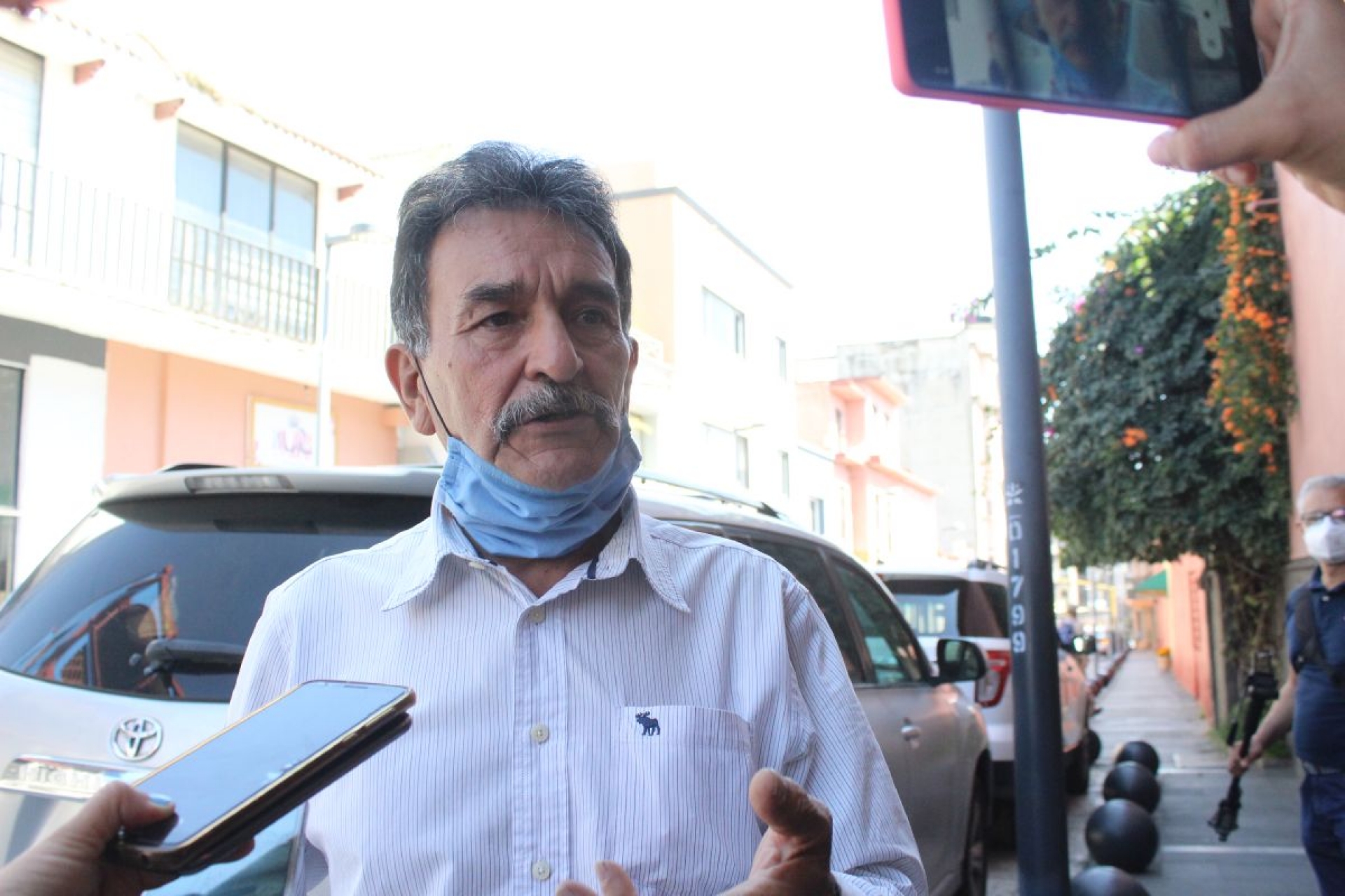 Denuncian acoso de policías de tránsito a taxistas