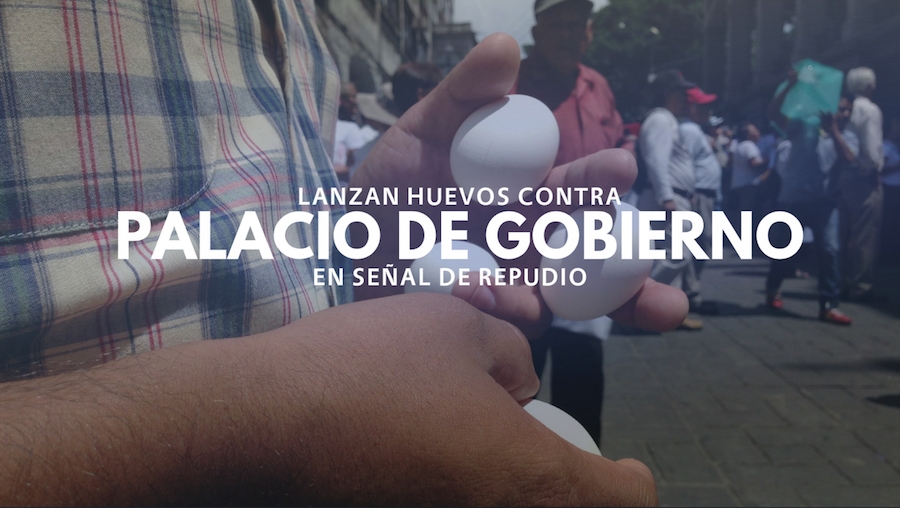 Lanzan huevos contra el Palacio de Gobierno
