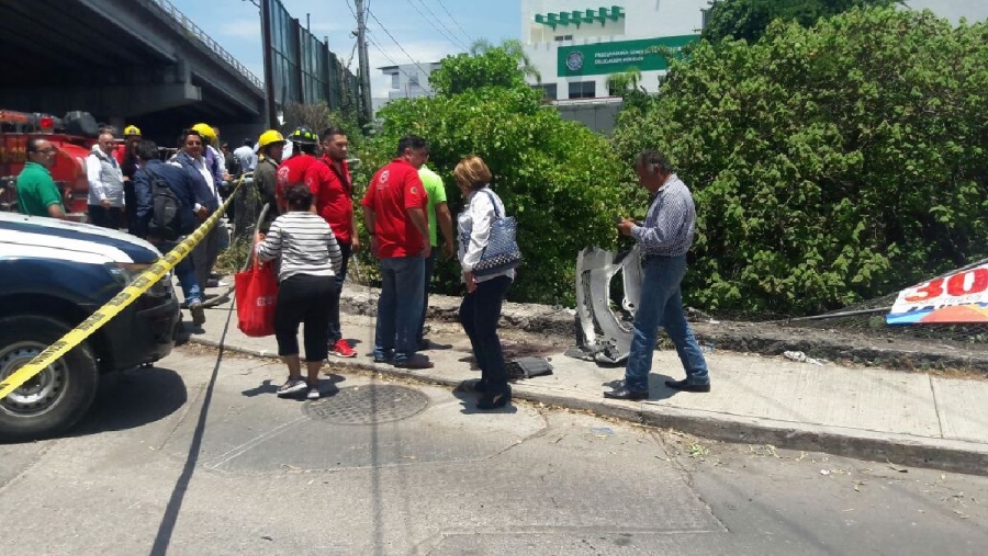 Cae taxi a una barranca; hay cuatro heridos