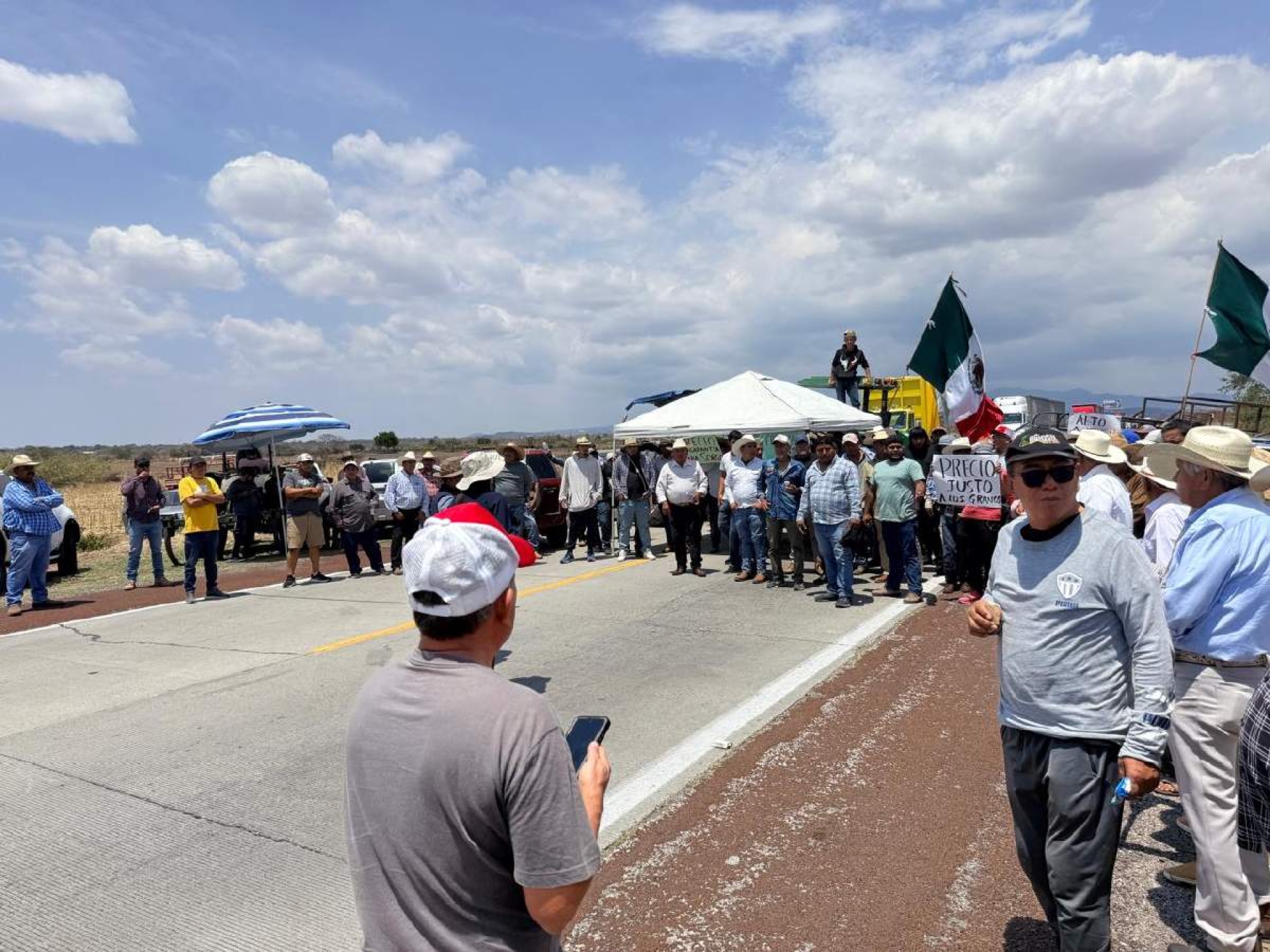 Liberan autopista tras negociación