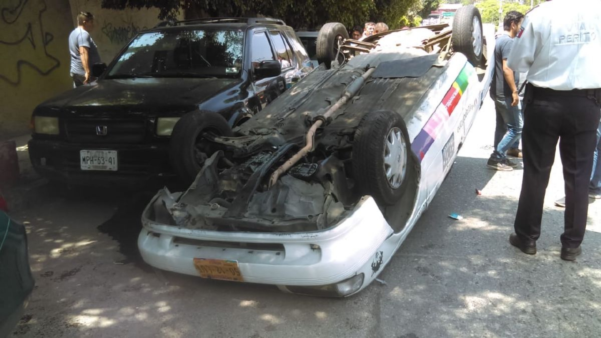 Vuelca taxi al quedarse dormido el chofer