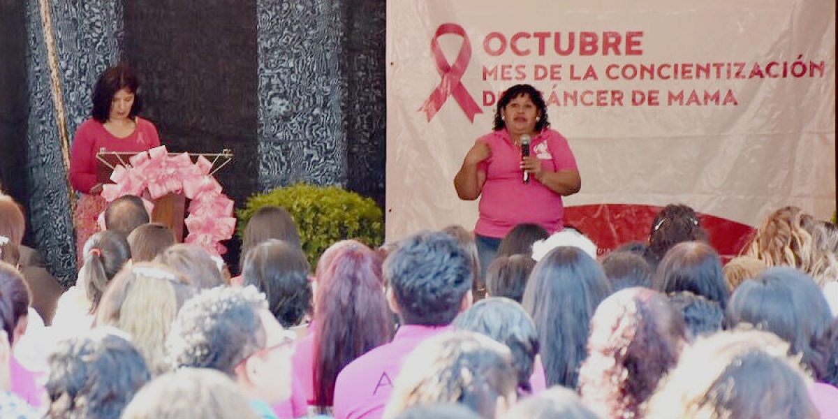 Comparten testimonios de lucha contra el cáncer de mama