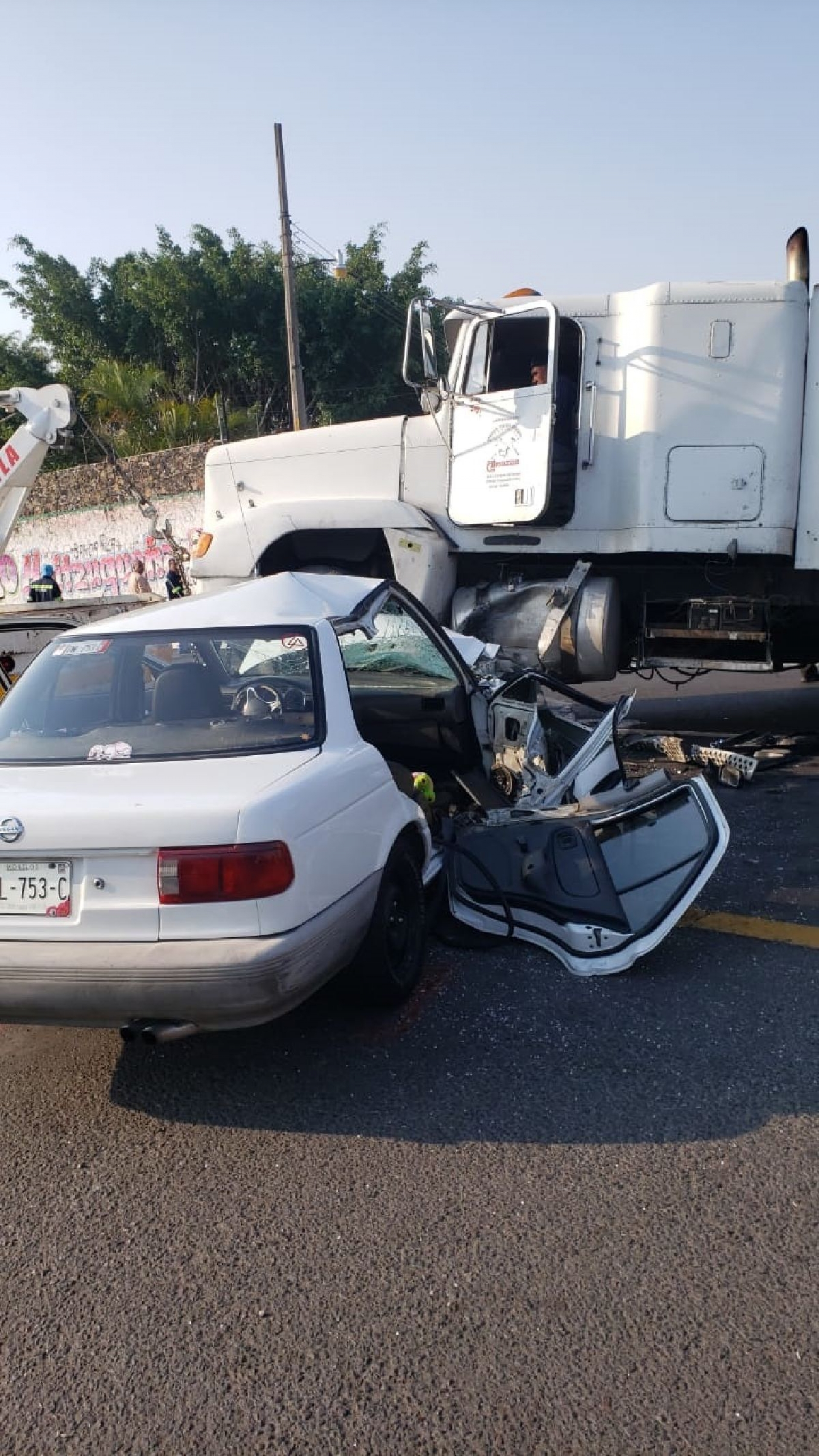 Terminó prensada en su auto durante un choque