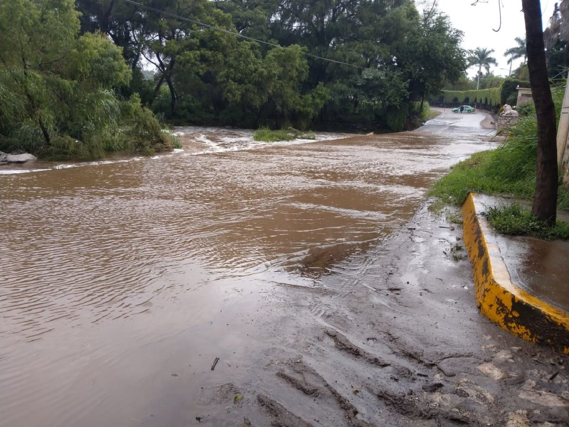 Rebasa el agua el vado de Oacalco
