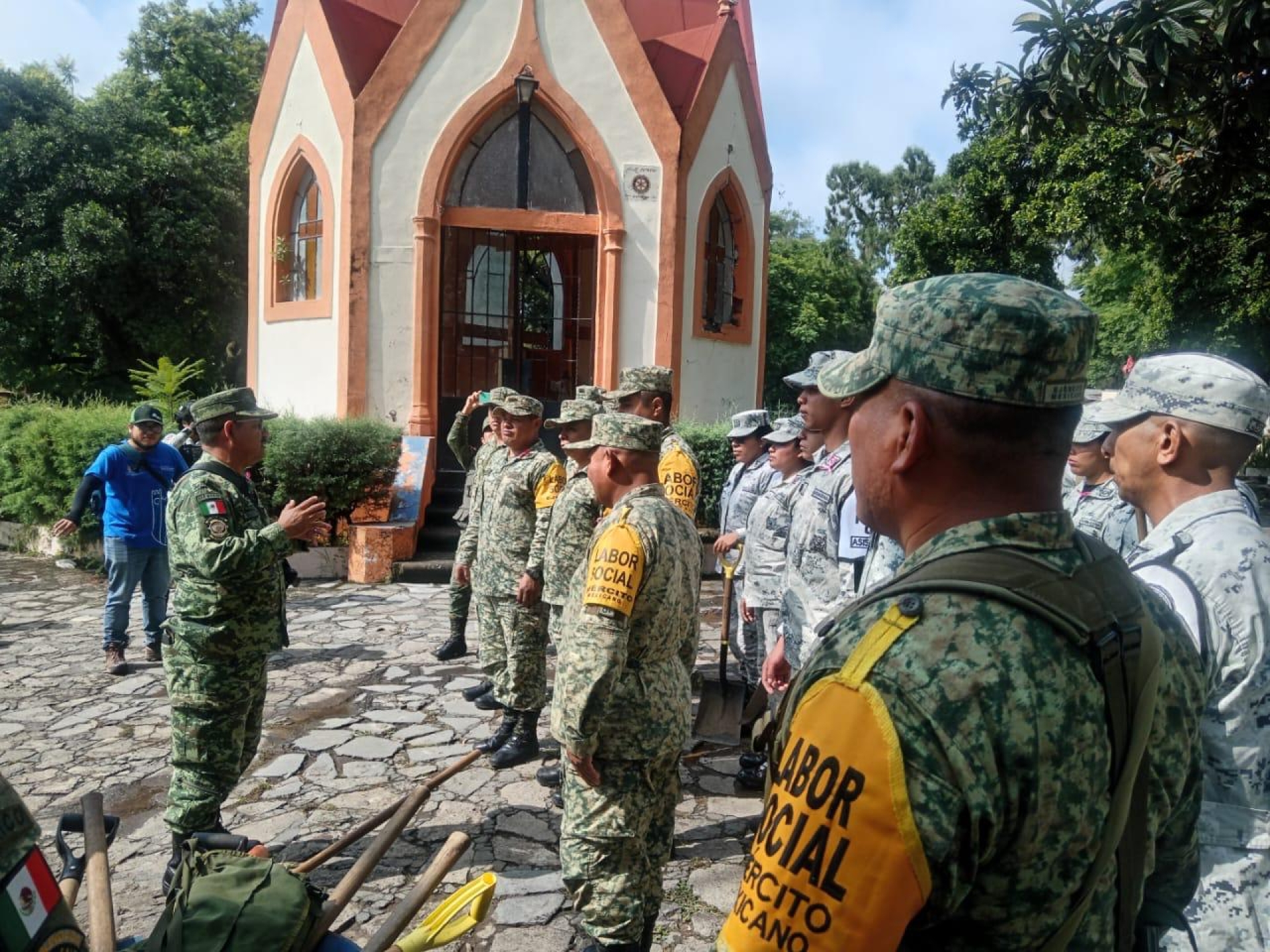 Realiza Ejército Mexicano y GN actividades de labor social en panteón 'La Leona' en Cuernavaca