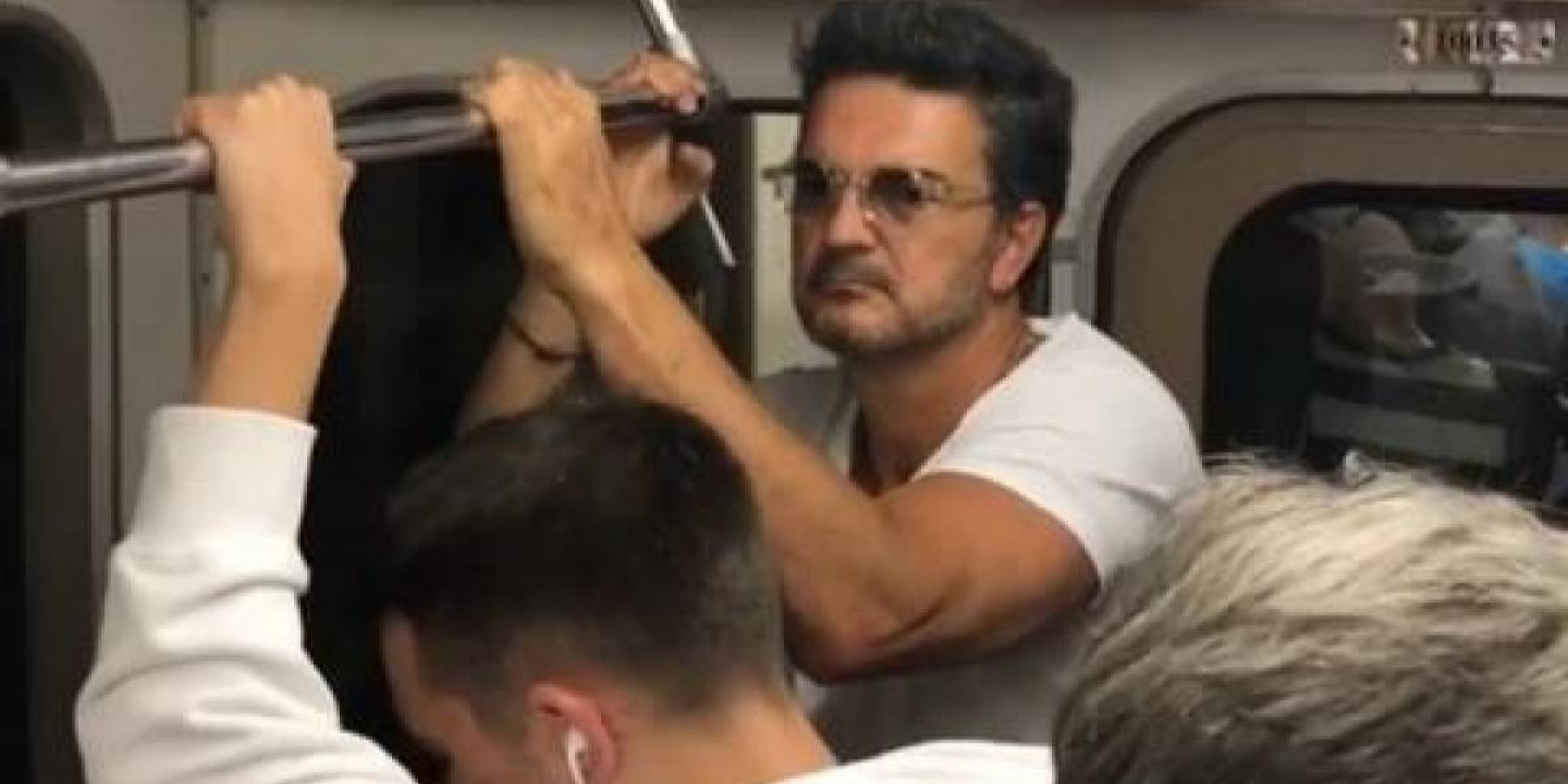 Ricardo Arjona viaja en metro y ¡nadie le reconoce!