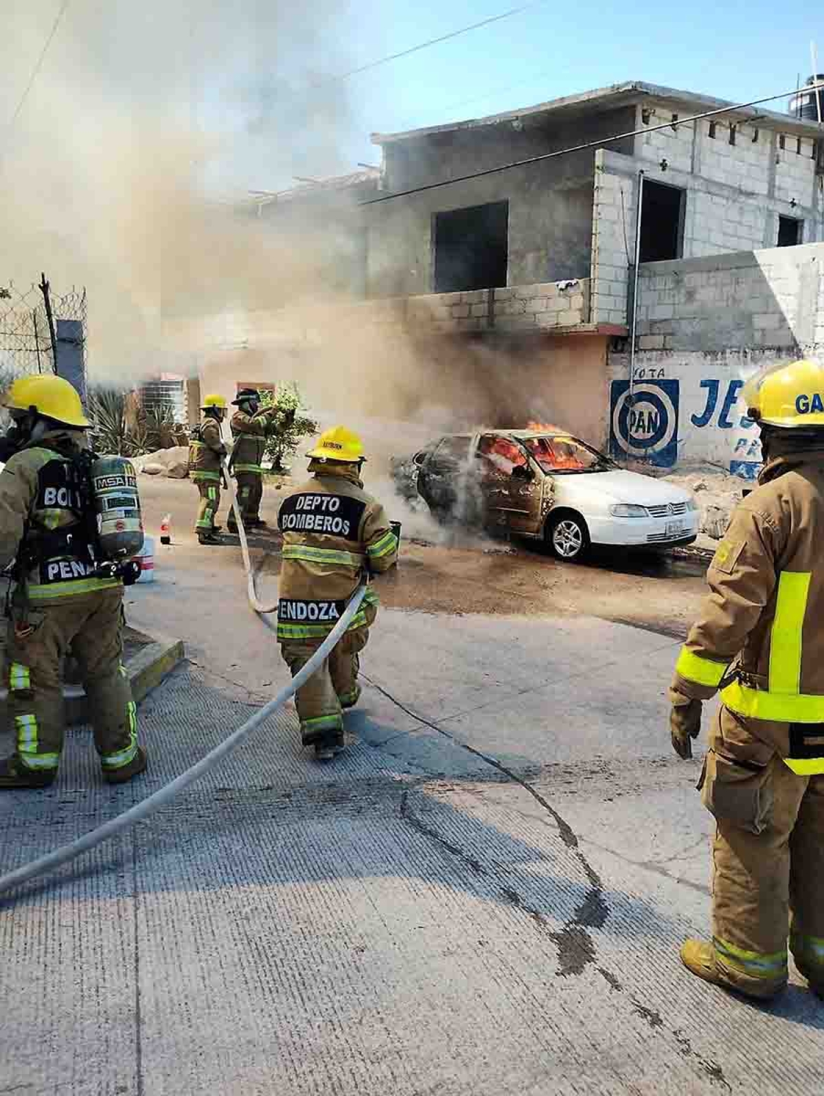 Incendian dos vehículos en Cuautla