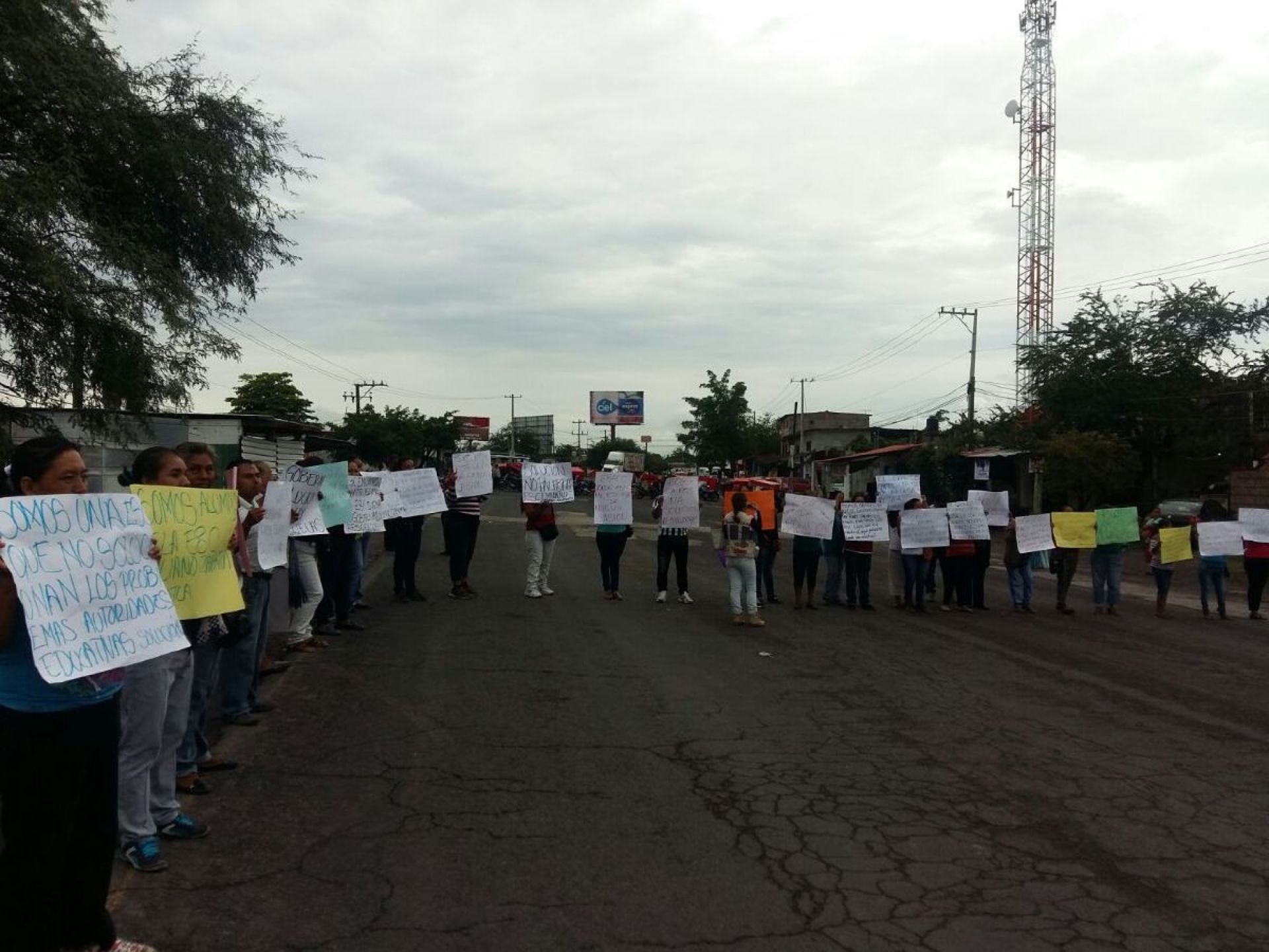Cierran padres de familia de primaria de Xoxocotla la carretera Alpuyeca-Jojutla