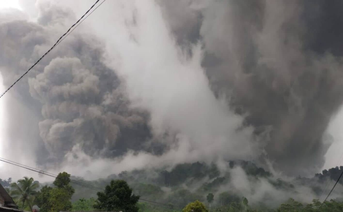 Un muerto y 41 heridos por erupción de volcán Semeru de Indonesia