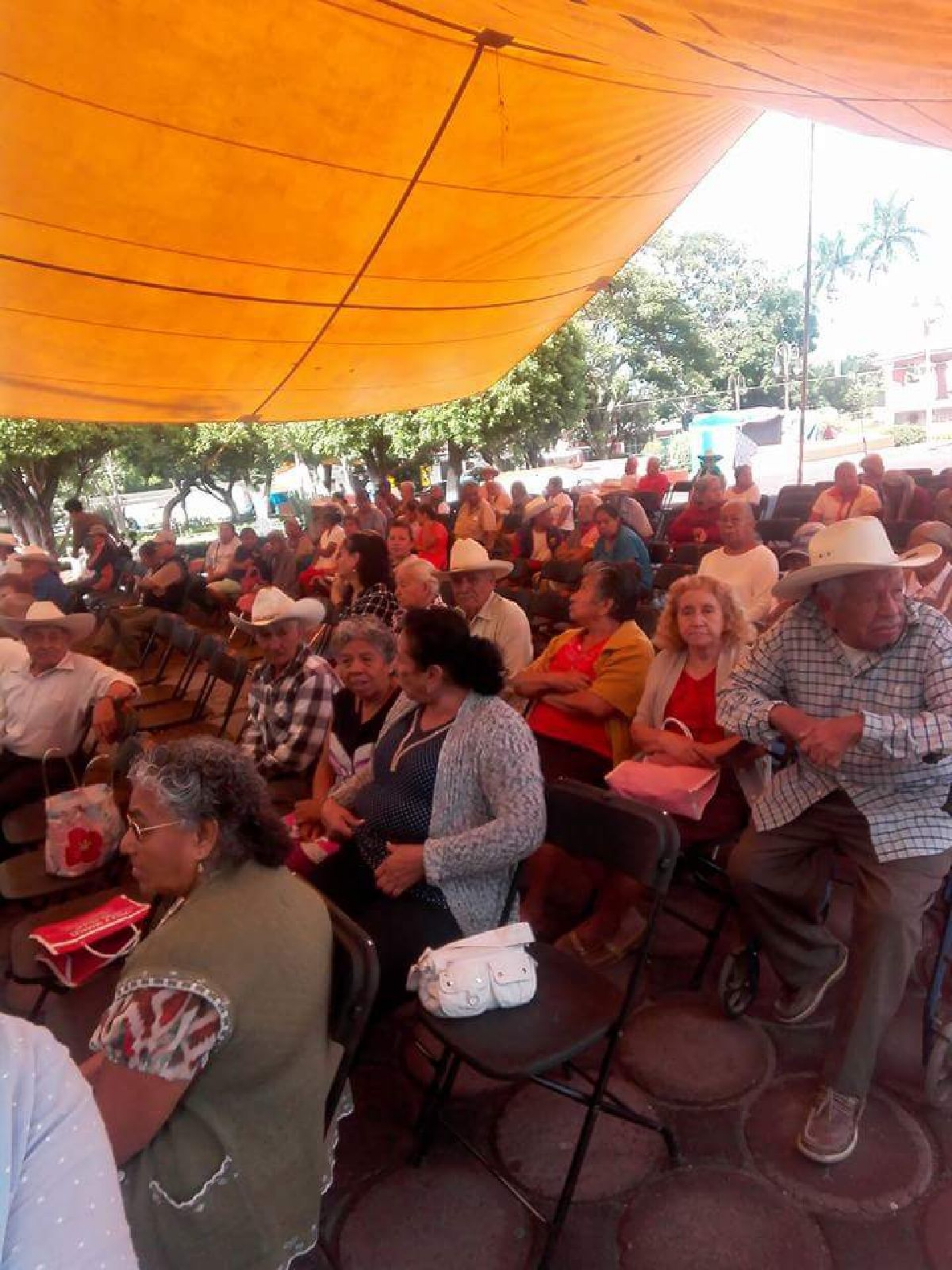Festeja Juan Domínguez a los adultos mayores de Jantetelco