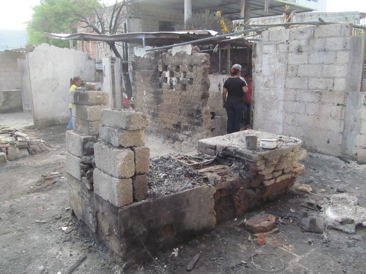 Se incendian dos viviendas en Zacatepec y dos familias se quedan sin nada
