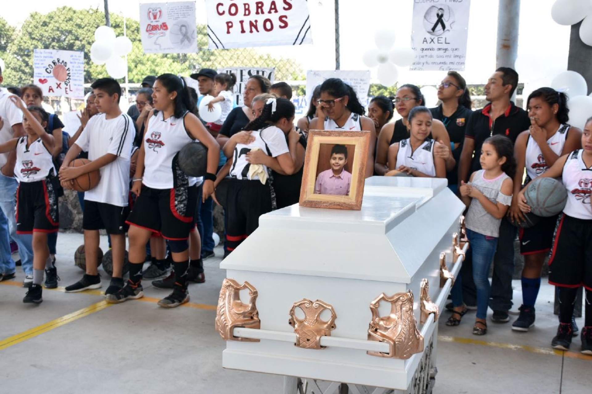 Corren familiares del niño Axel a reporteros durante homenaje