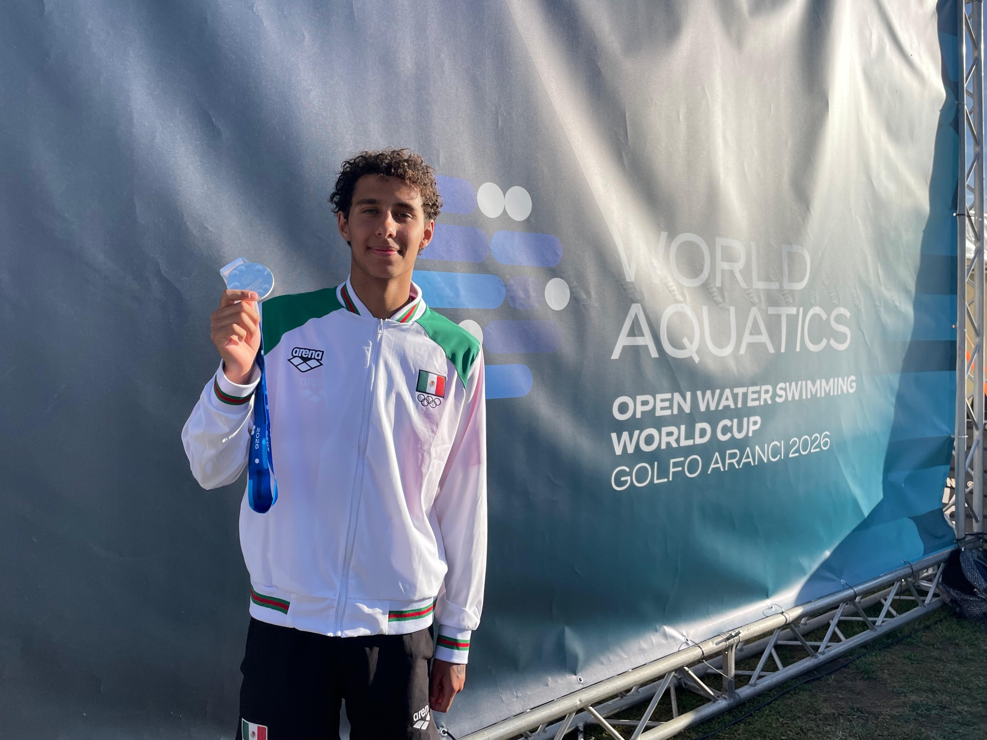 Felicita gobernadora de Morelos al nadador Paulo Strehlke por medalla de plata obtenida en prueba eliminatoria