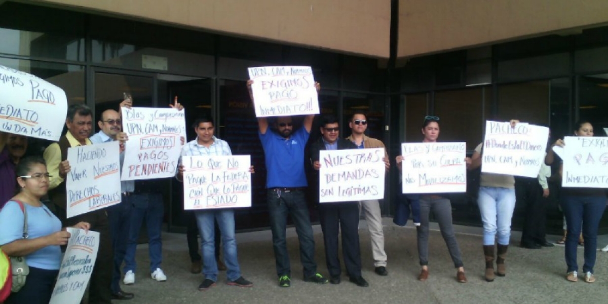 Protestan maestros en el IEBEM