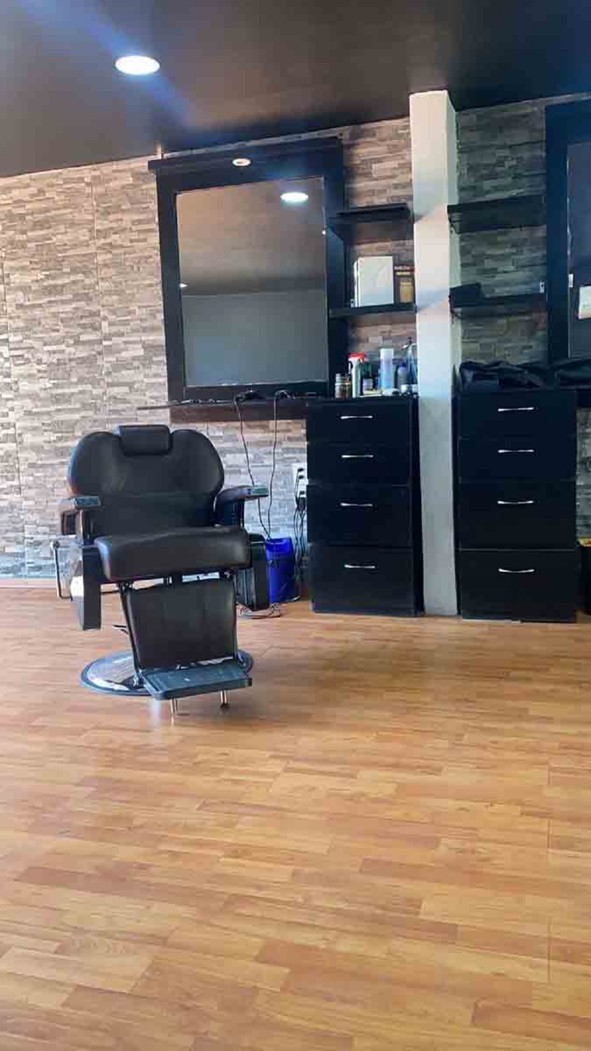 También las barberías esperan el regreso a las aulas