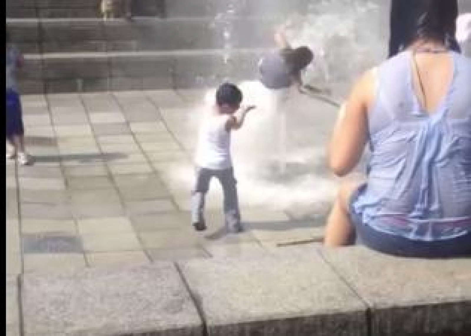 VIDEO: Niña sale disparada cuando jugaba en una fuente
