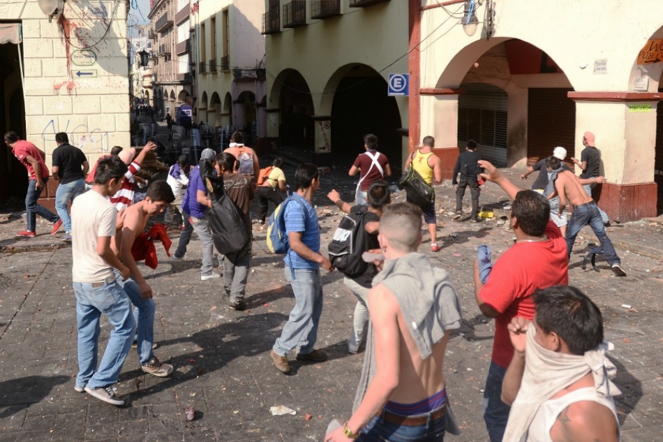Se enfrentan comerciantes y policías; 17 detenidos