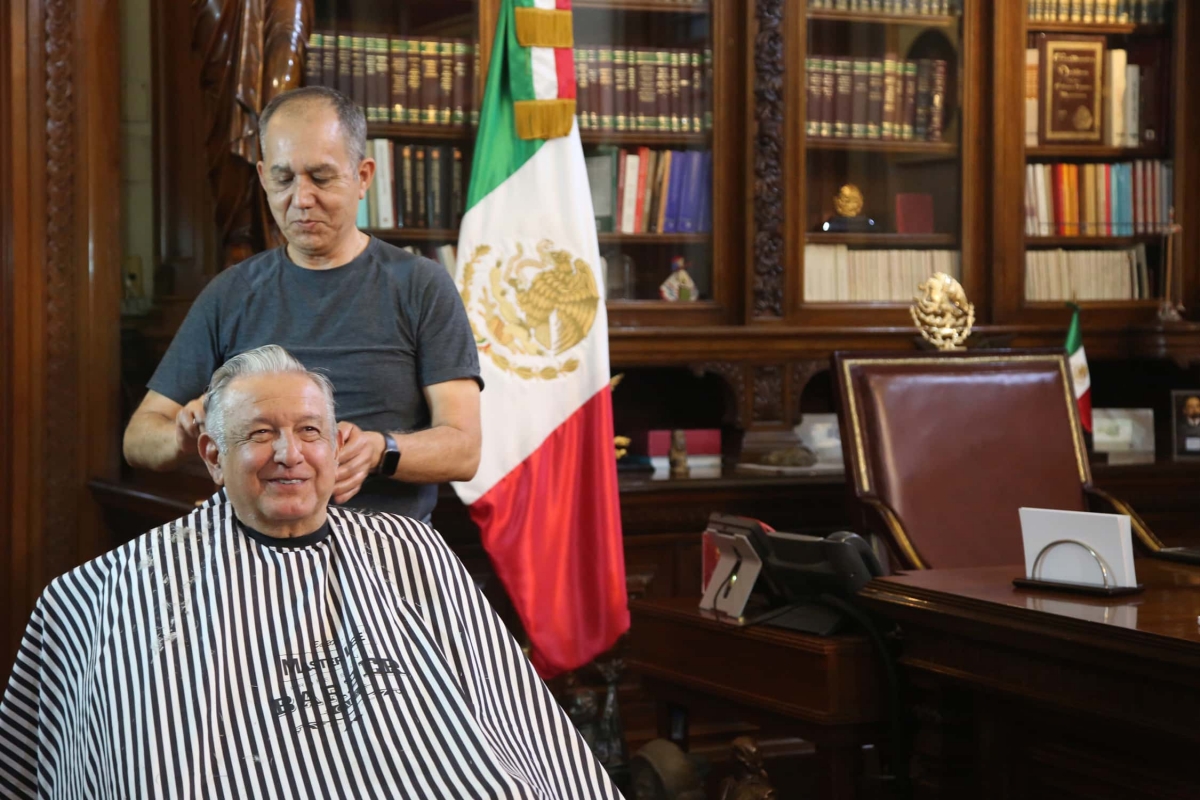 Foto de AMLO con su peluquero desata ola de memes
