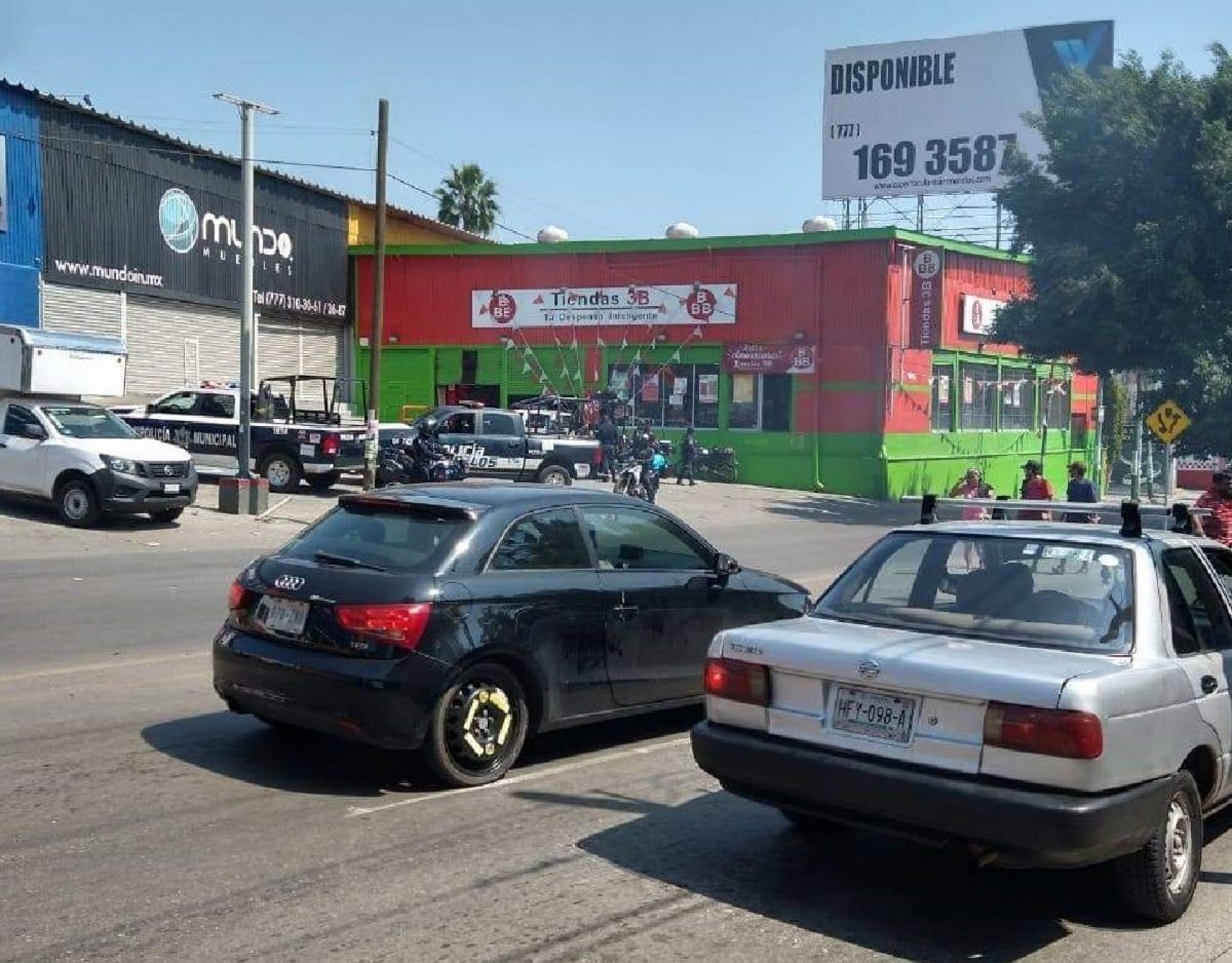 Trabajadores de una tienda retienen a presunto ladrón