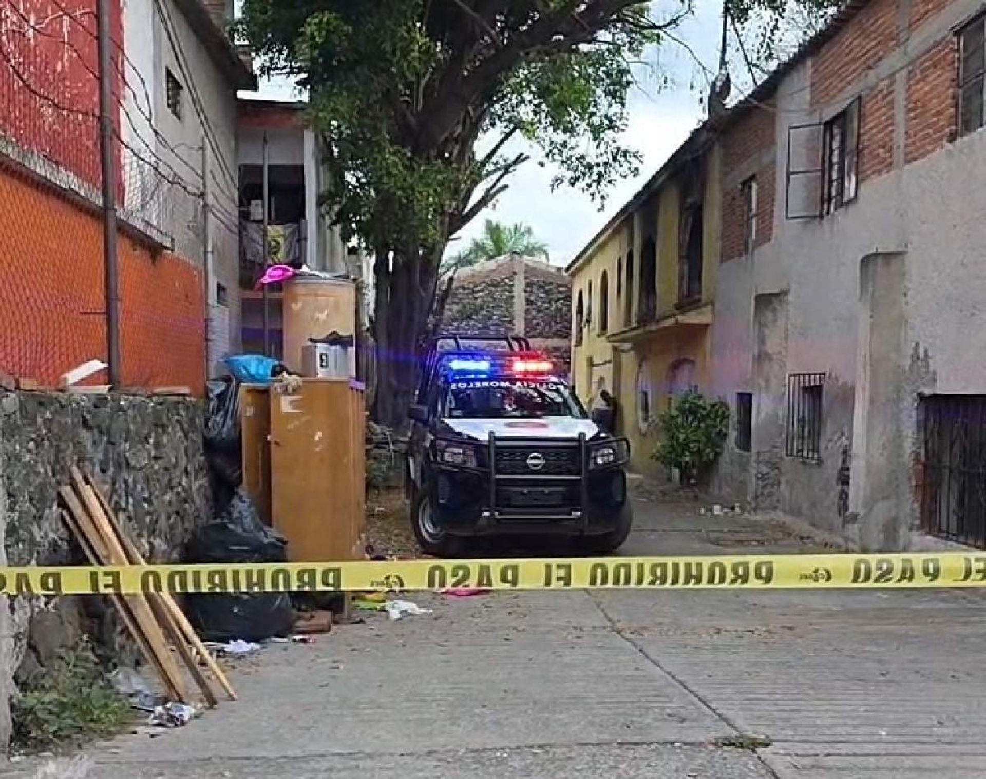 Hallan a dos individuos con disparos en Tejalpa