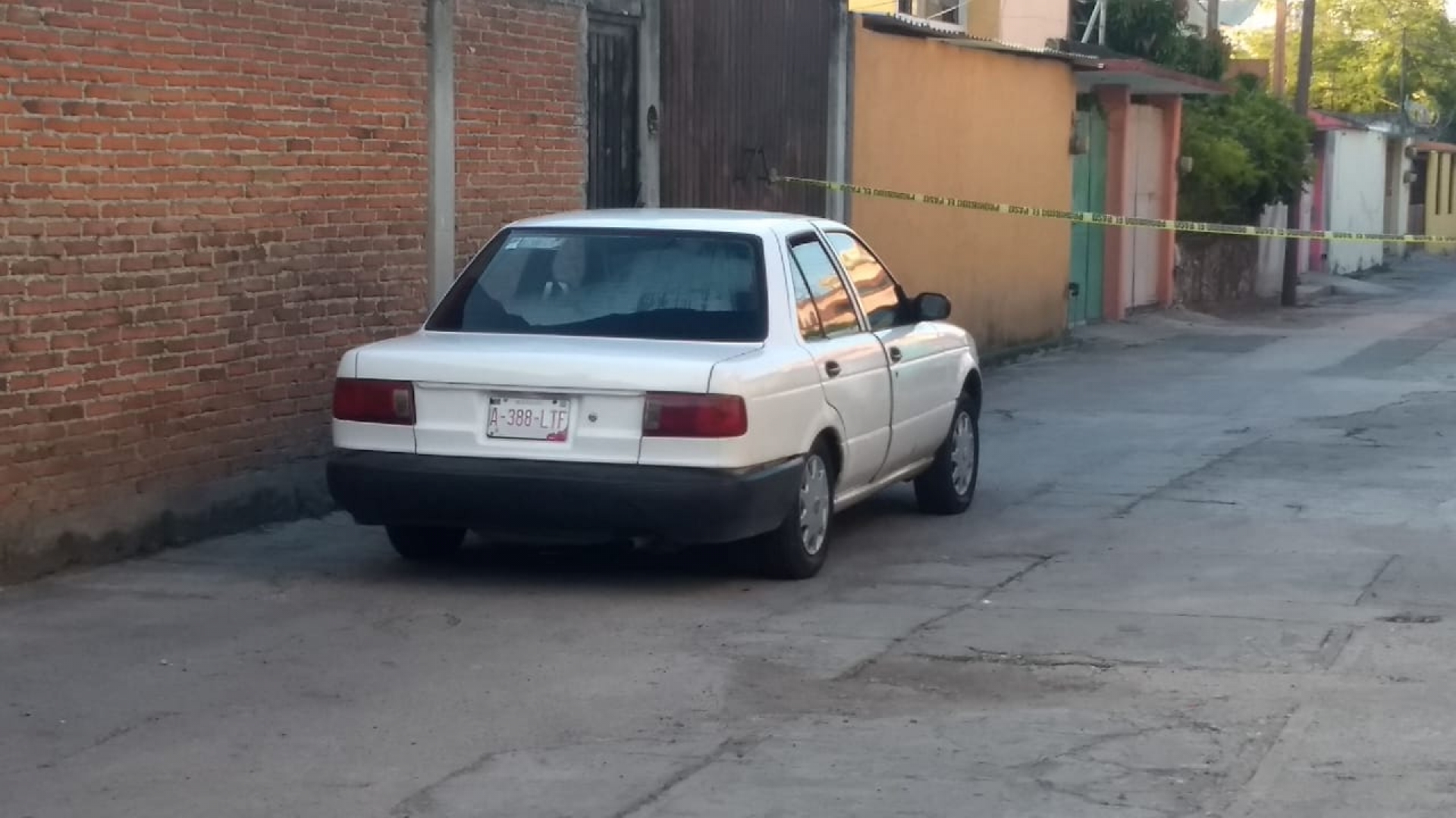 Hallan cuatro cadáveres dentro de un auto