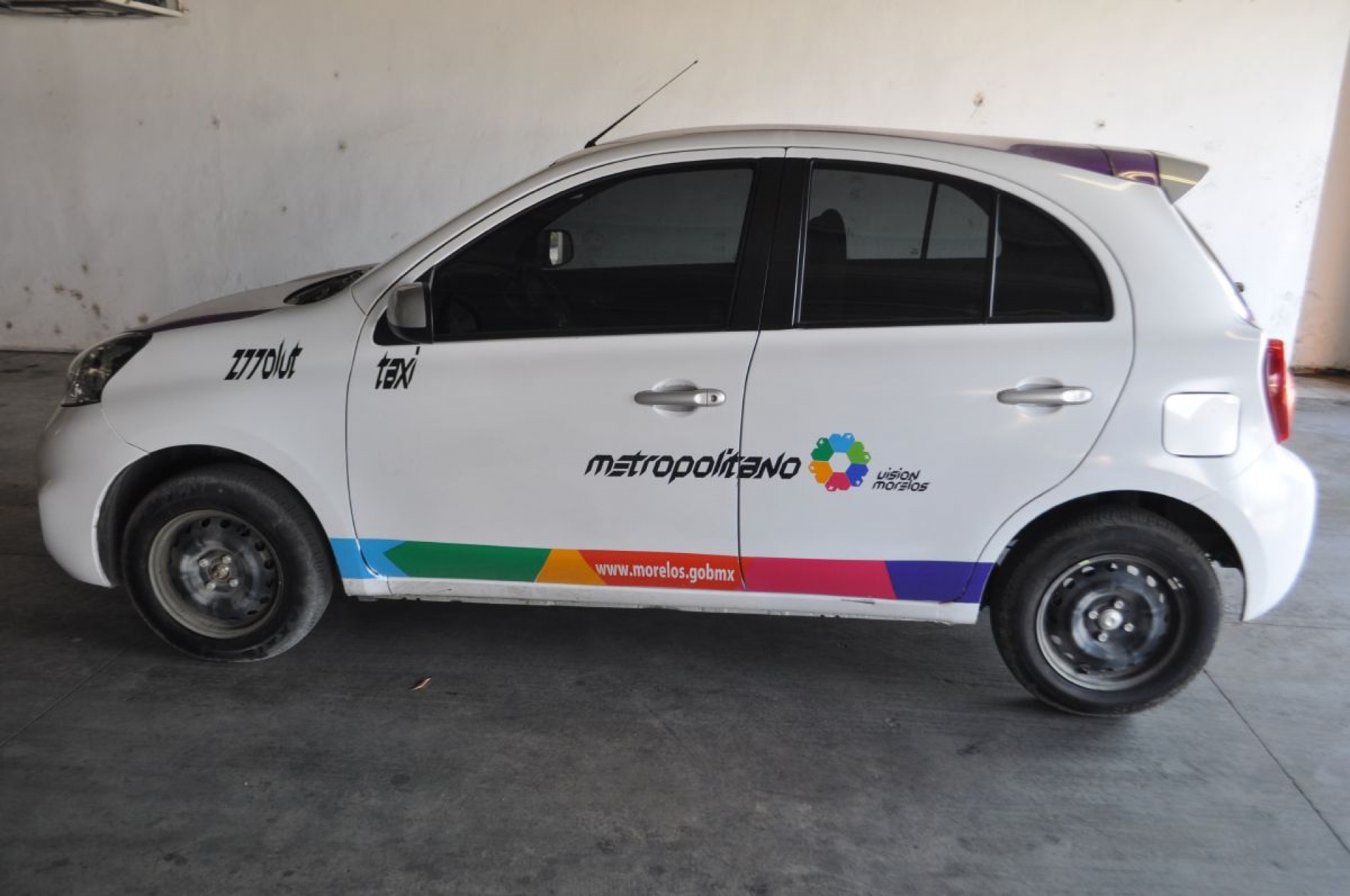 Abandonan un taxi con bolsas de marihuana en Jiutepec