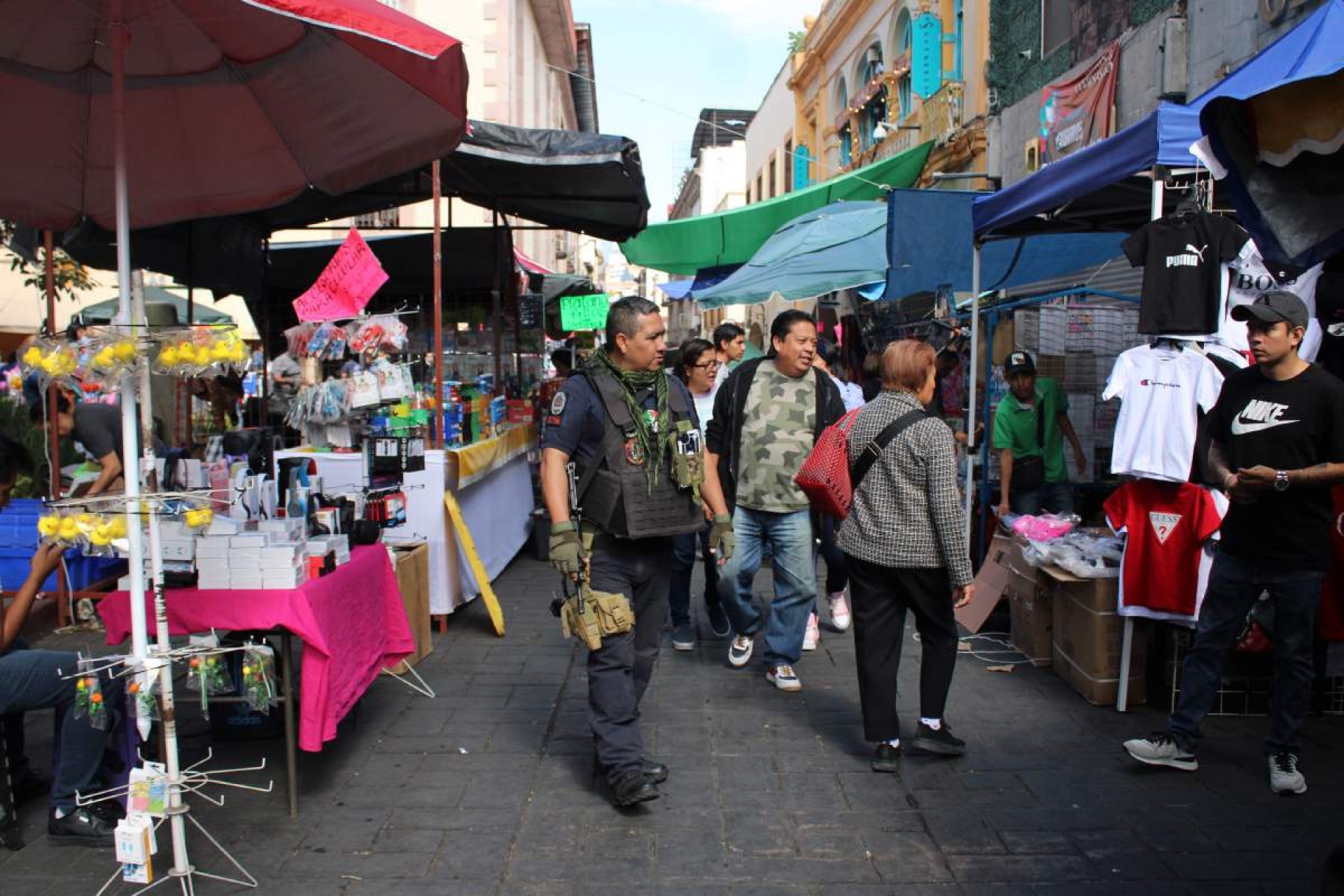 Vendedores instalan su “tianguis de reyes” en el primer cuadro