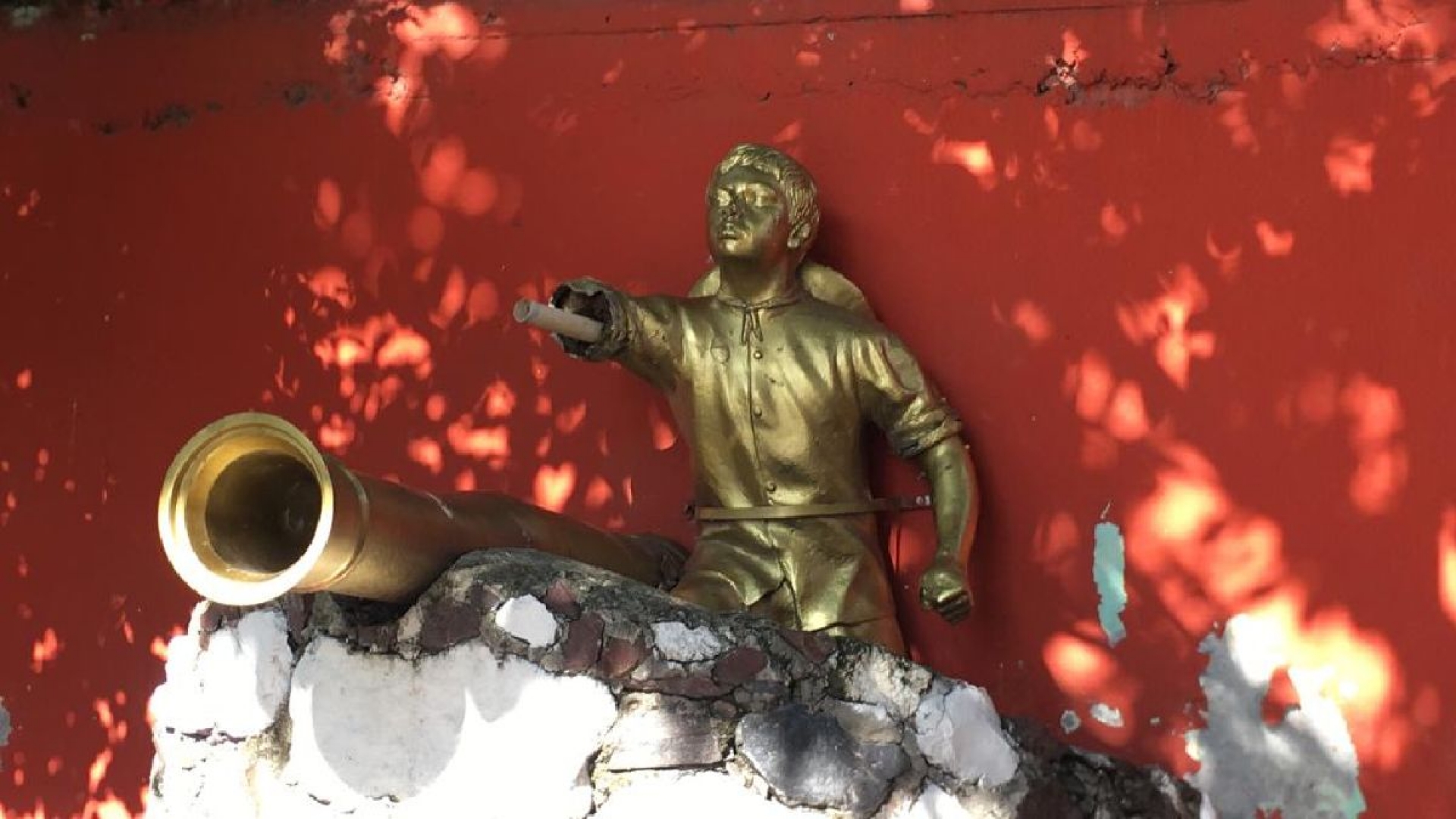 Mutilan estatua del Niño Artillero en Cuautla