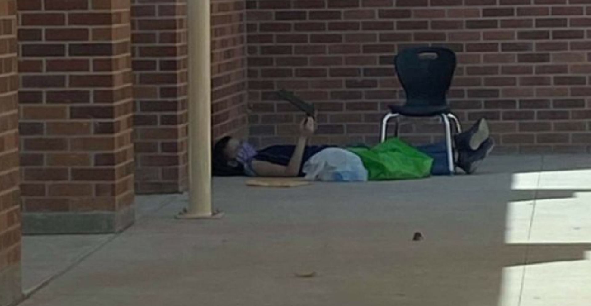 Niño toma clases en línea afuera de su escuela porque no tiene Internet en casa