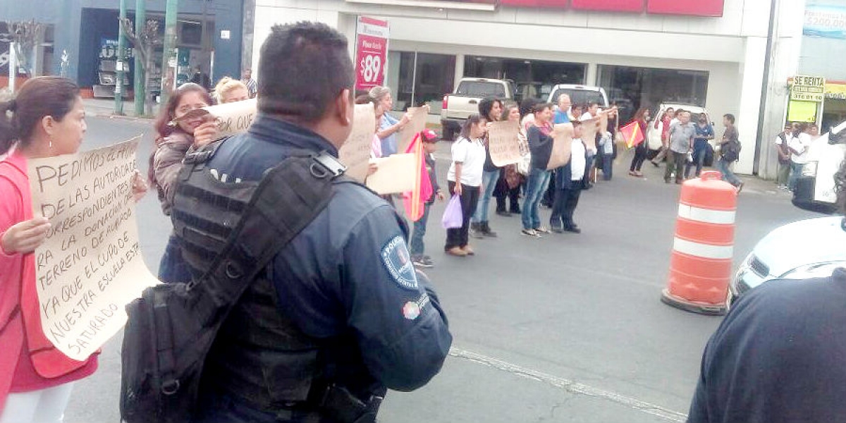 Protestan padres de familia de estudiantes de CAM en Cuernavaca