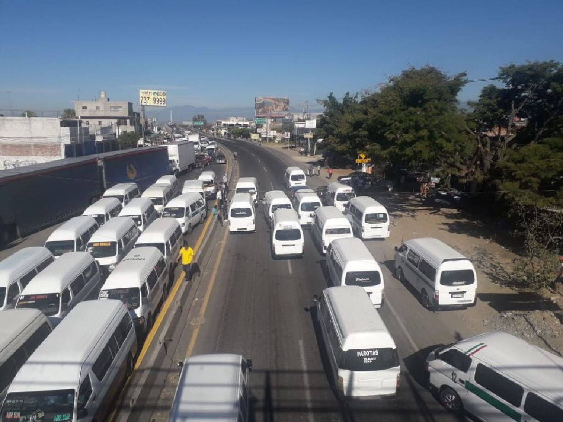 Trastornan transportistas vialidad en carreteras de la región oriente