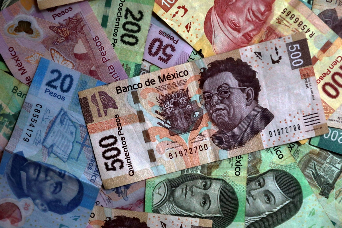 AMLO acuerda con empresarios aumento al salario mínimo