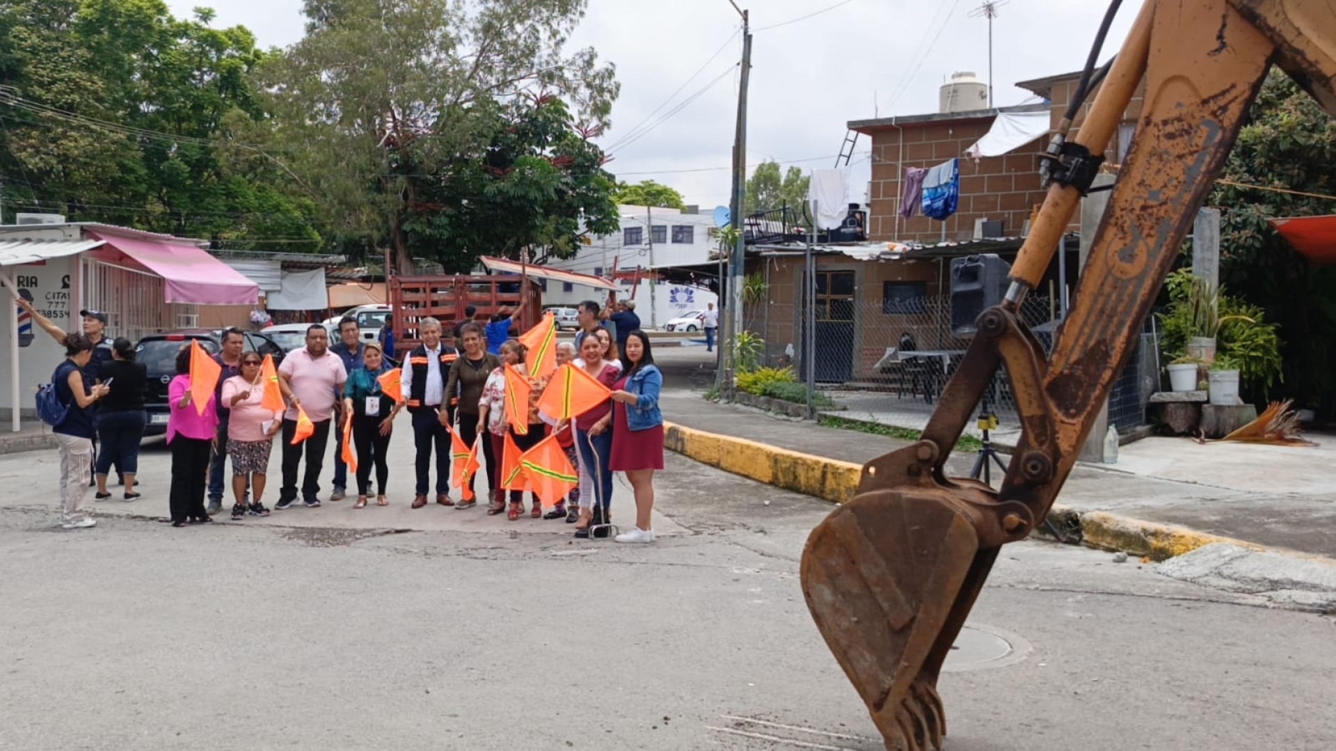 Inicia ayuntamiento pavimentación con concreto hidráulico en calle del Ferrocarril, en Patios de la Estación