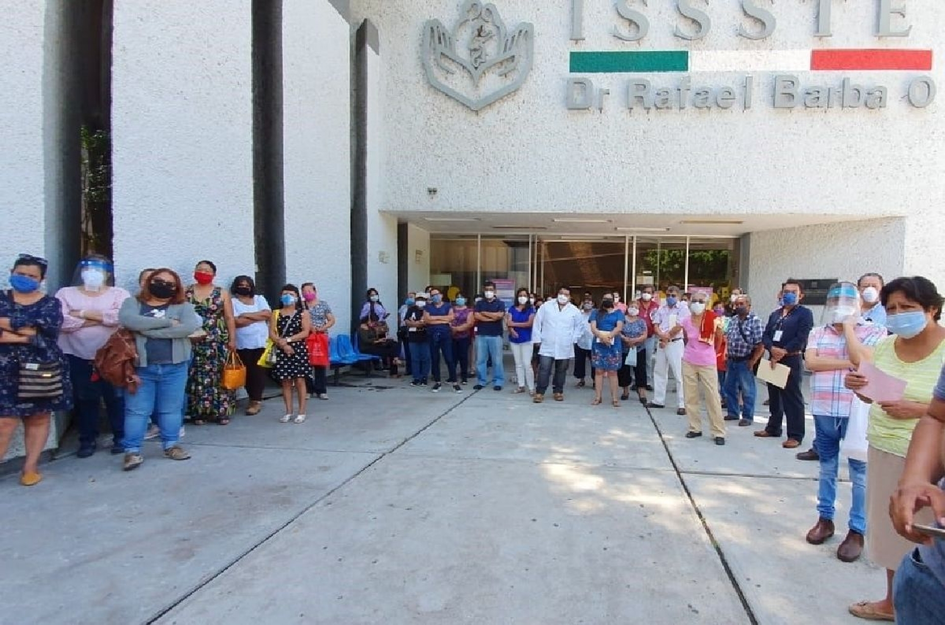 Trabajadores del ISSSTE de Cuautla exigen garantías para retomar sus labores