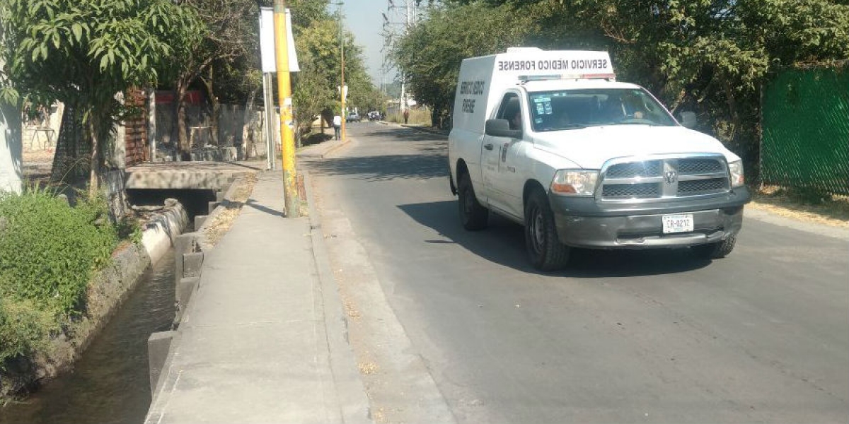 Encuentran un cadáver en un canal de riego, en Temixco