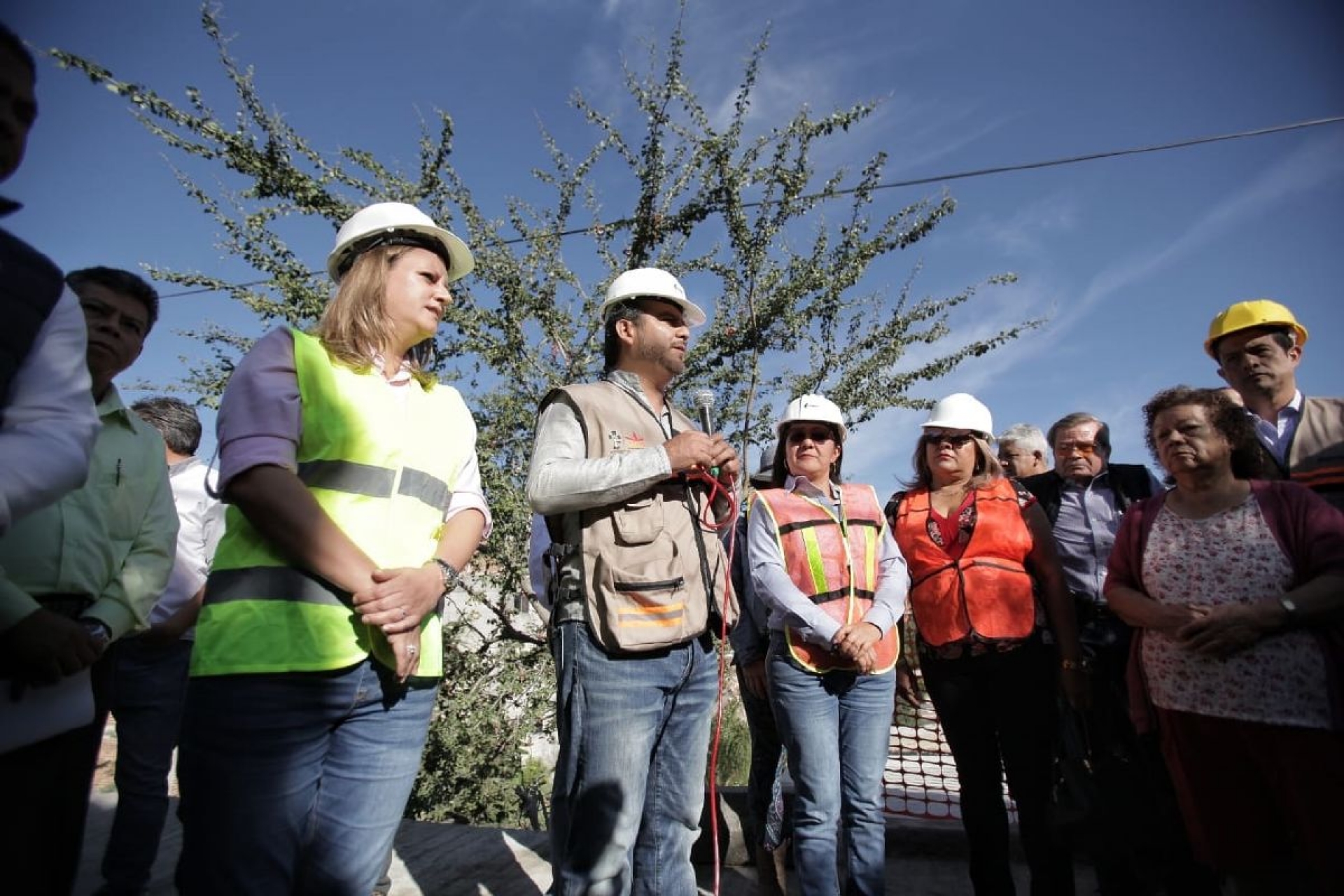 Entrega Villalobos barda de contención en Chipitlán