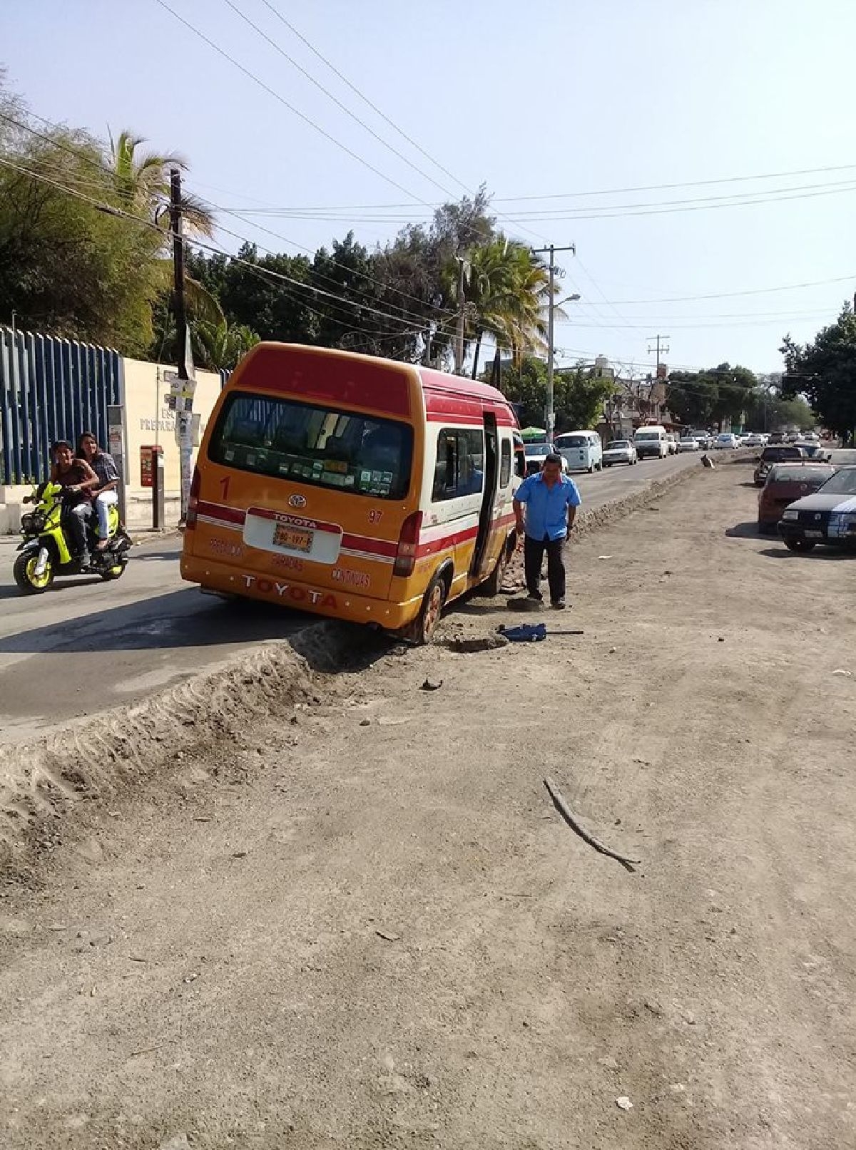Denuncian transportistas falta de señalización en obras de avenida Gilberto Figueroa
