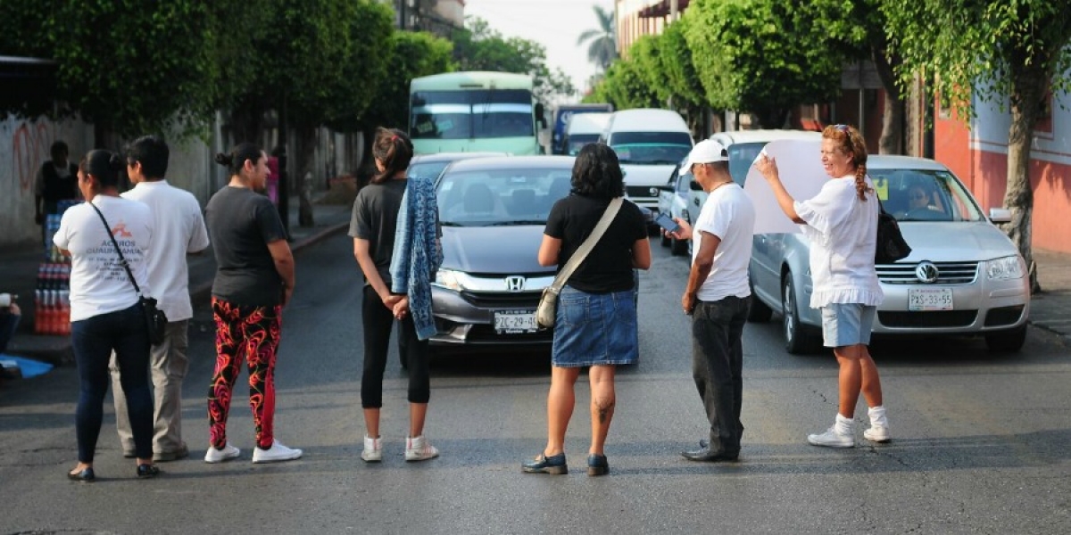 Protestan artesanos en el centro de Cuernavaca; bloquean avenida