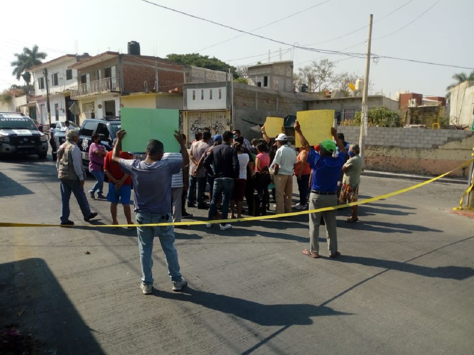 Bloquean vialidades vecinos de la colonia Gabriel Tepepa de Cuautla