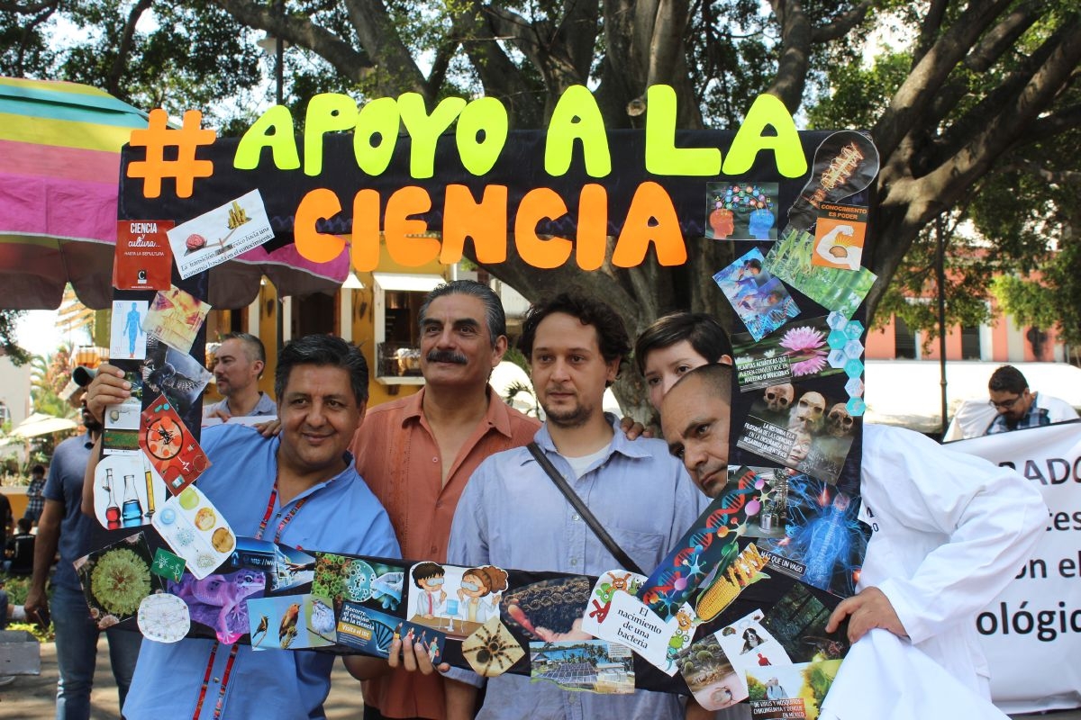 Se manifiestan en defensa de recursos para ciencia