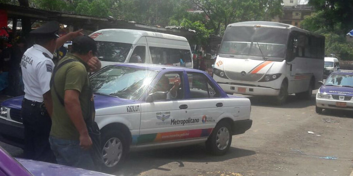 Se confrontan taxistas del mercado ALM por prestar servicio en andenes